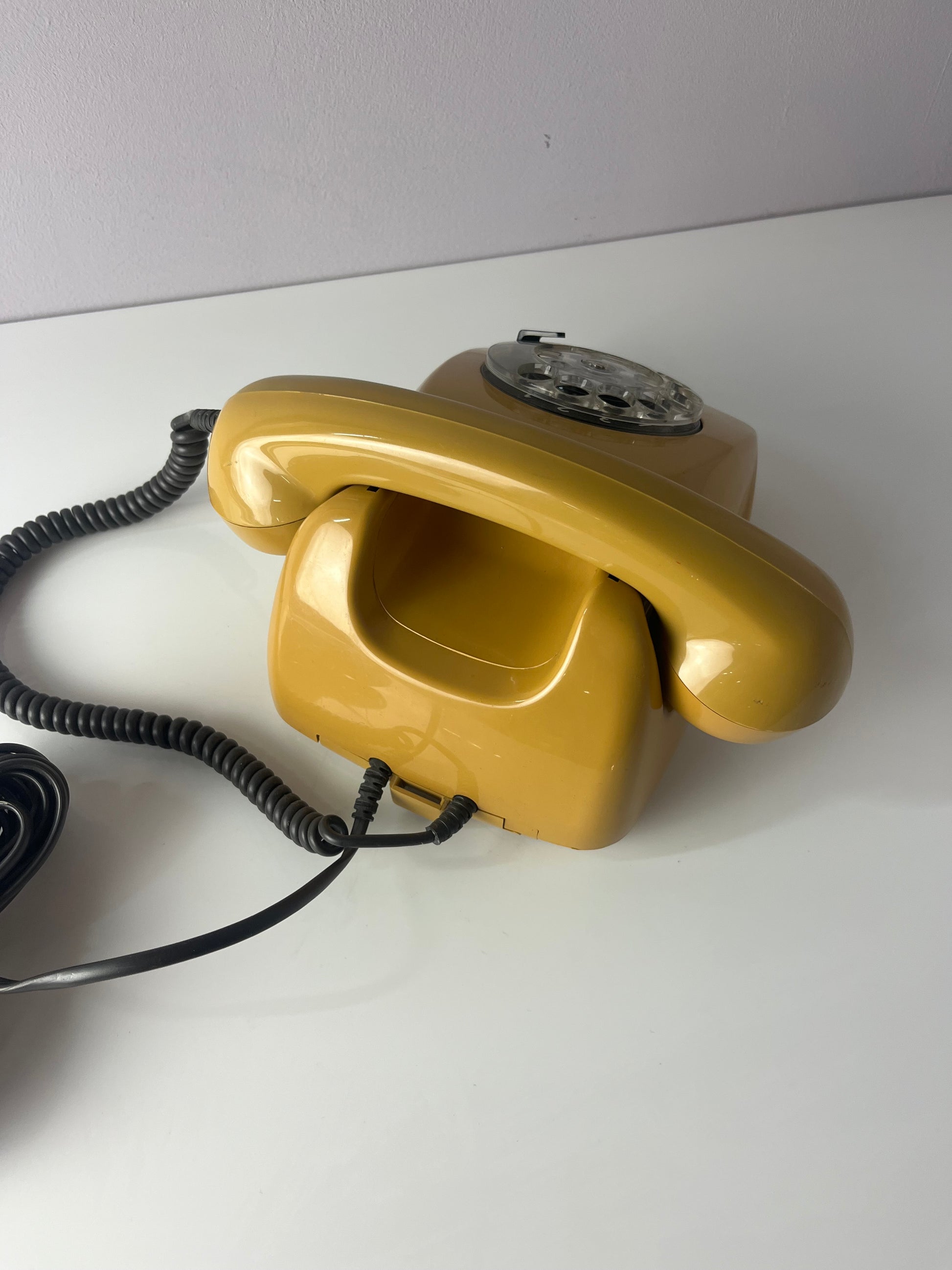 Telefon FeTap 611-2a gelb mit Wählscheibe und Kabel