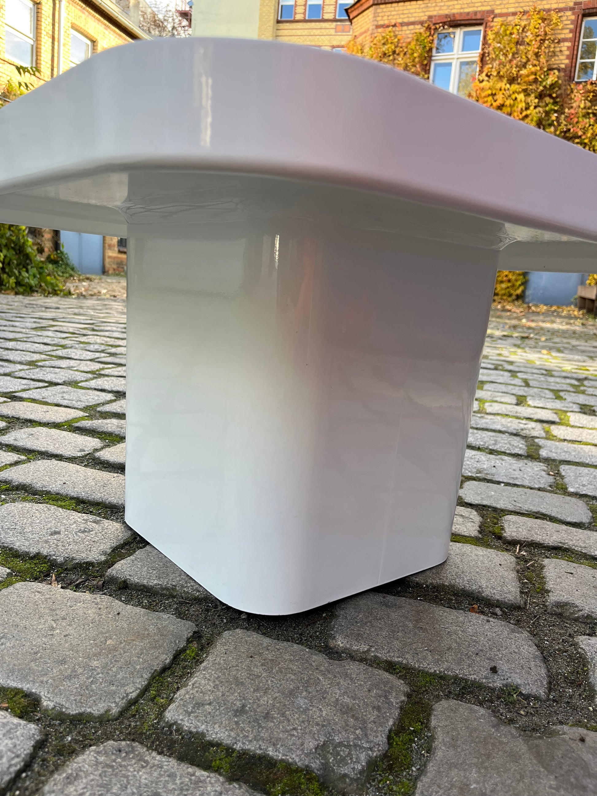 Couchtisch weiß Kunstoff Glas von Peter Ghyczy