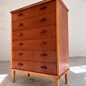 Kommode Teak mit Details in Eiche & Muschelgriffen aus Dänemark