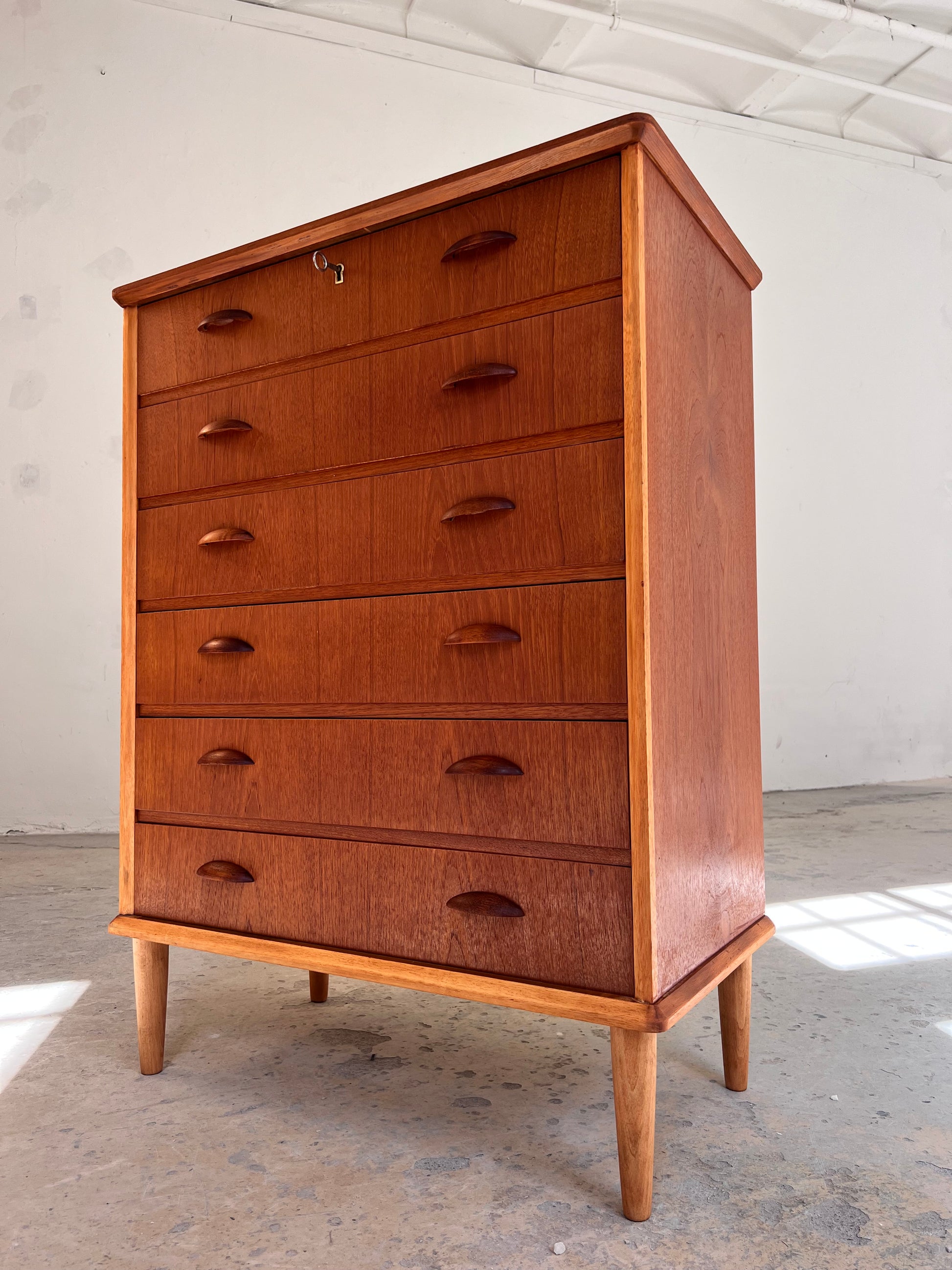 Kommode Teak mit Details in Eiche & Muschelgriffen aus Dänemark