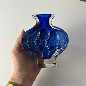 Vase blau mit Gravur von Ingrid Glas