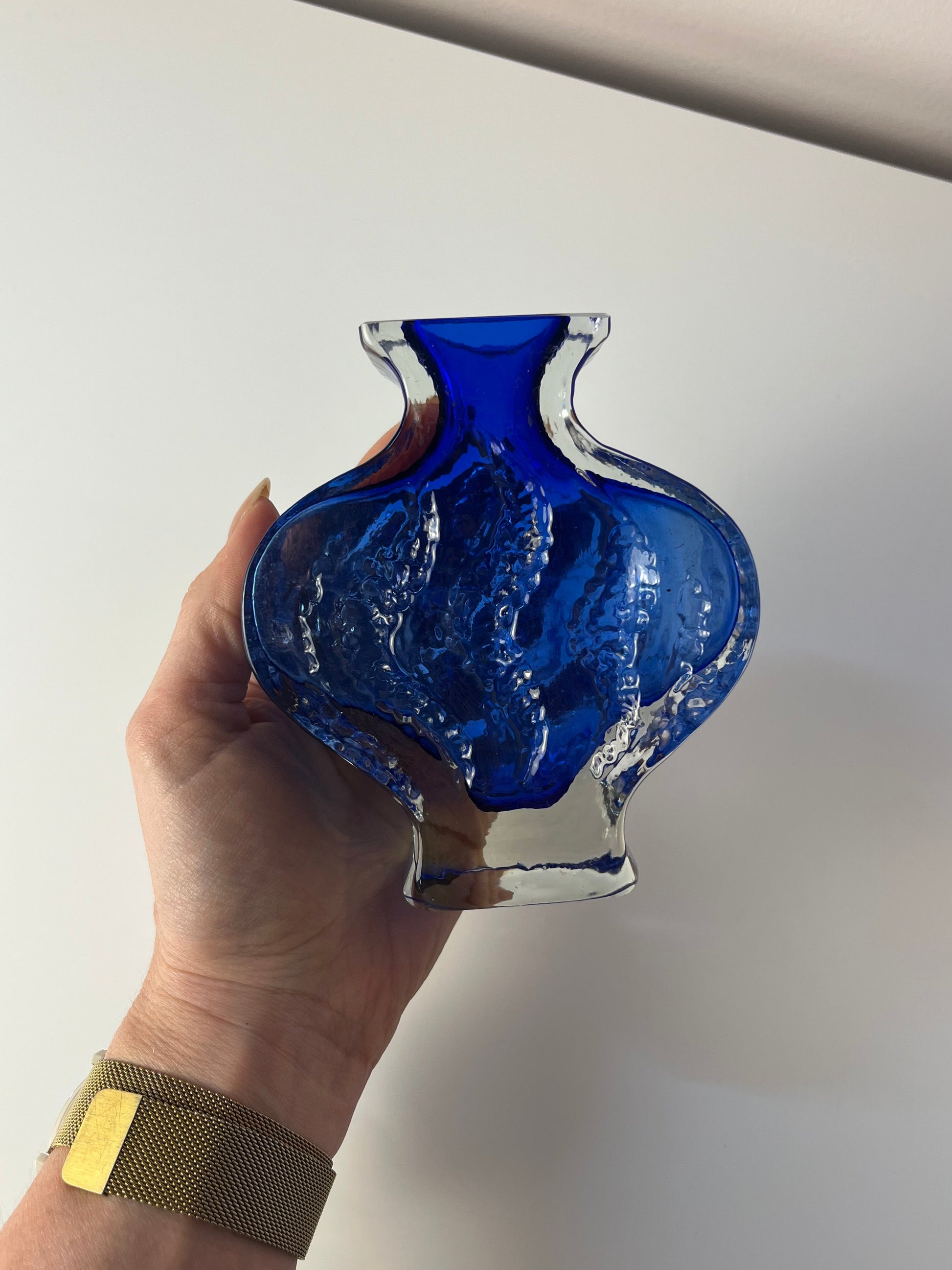 Vase blau mit Gravur von Ingrid Glas