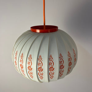 Hängelampe mit roten Blumendetails von Lars Schiøler