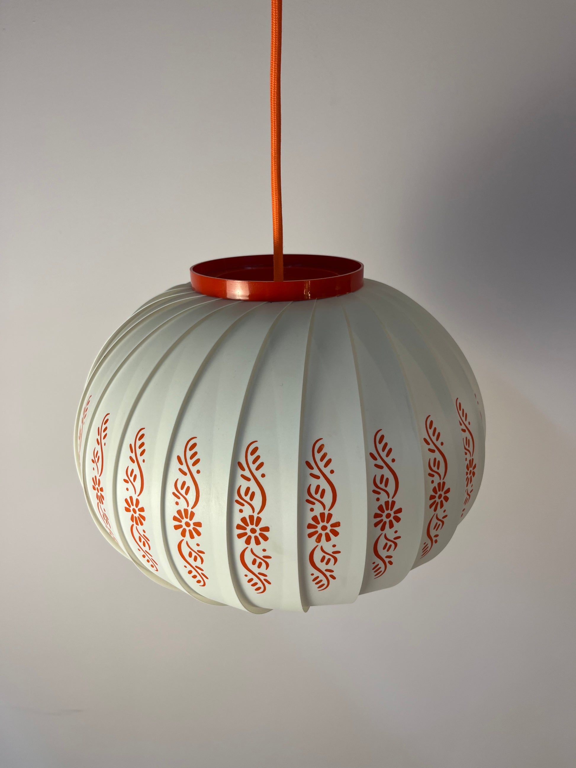 Hängelampe mit roten Blumendetails von Lars Schiøler