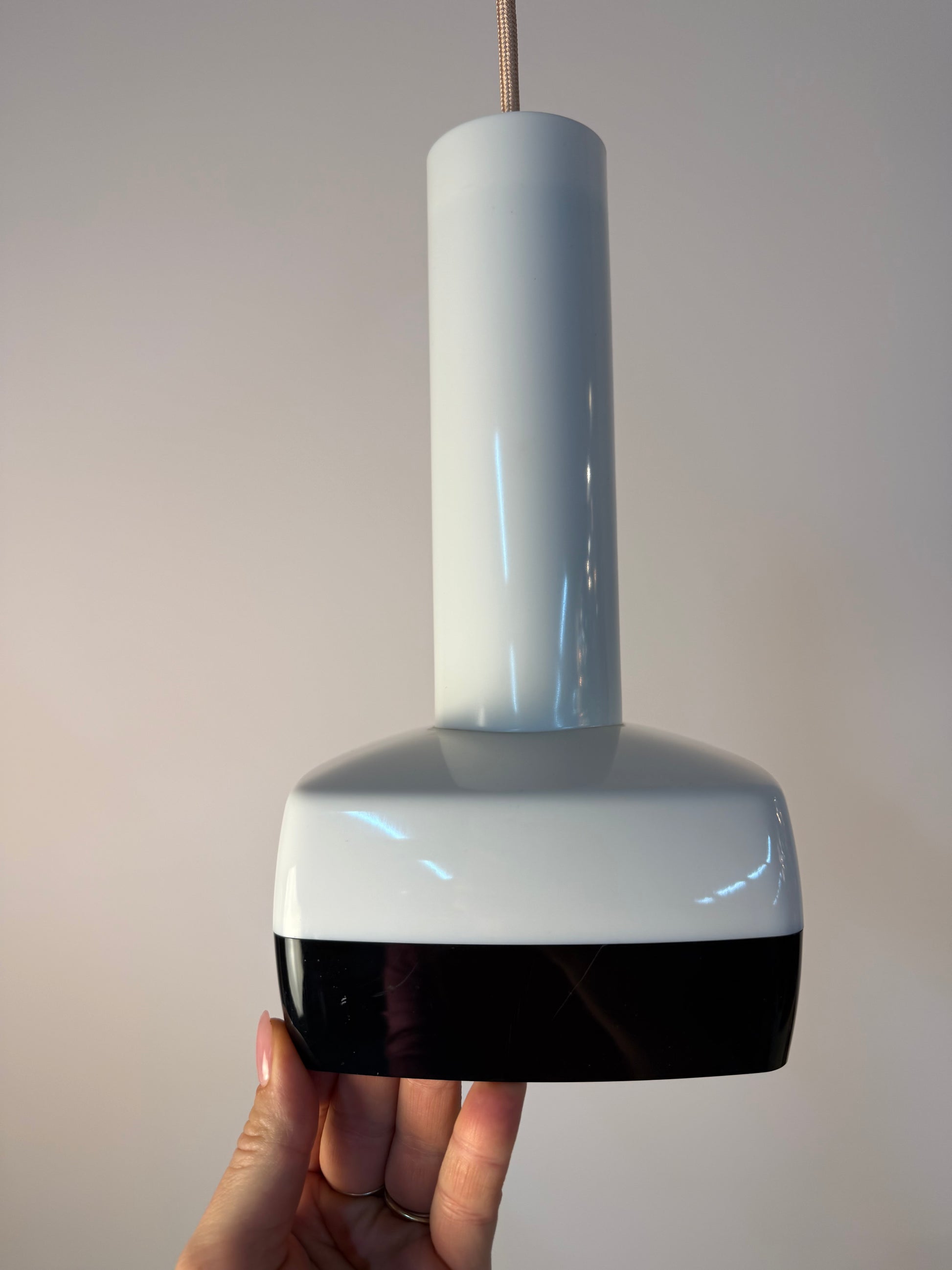 Hängelampe schwarz weiß von Bent Karlby für Schrøder-Kemi