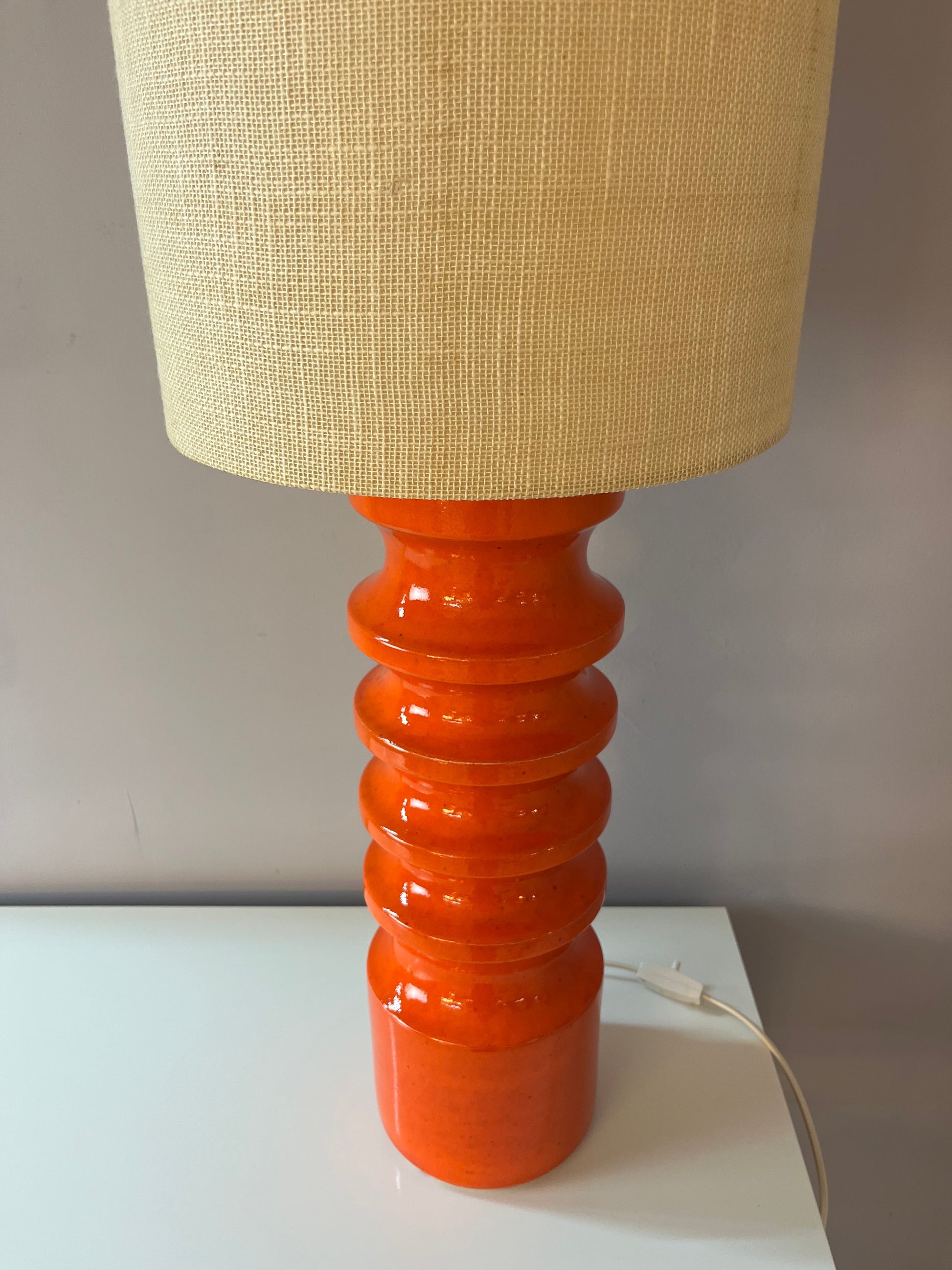 Stehlampe orange Keramik mit Wollschirm