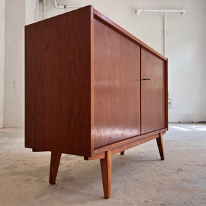 Schrank Nussbaum mit Schloss & Holzgestell