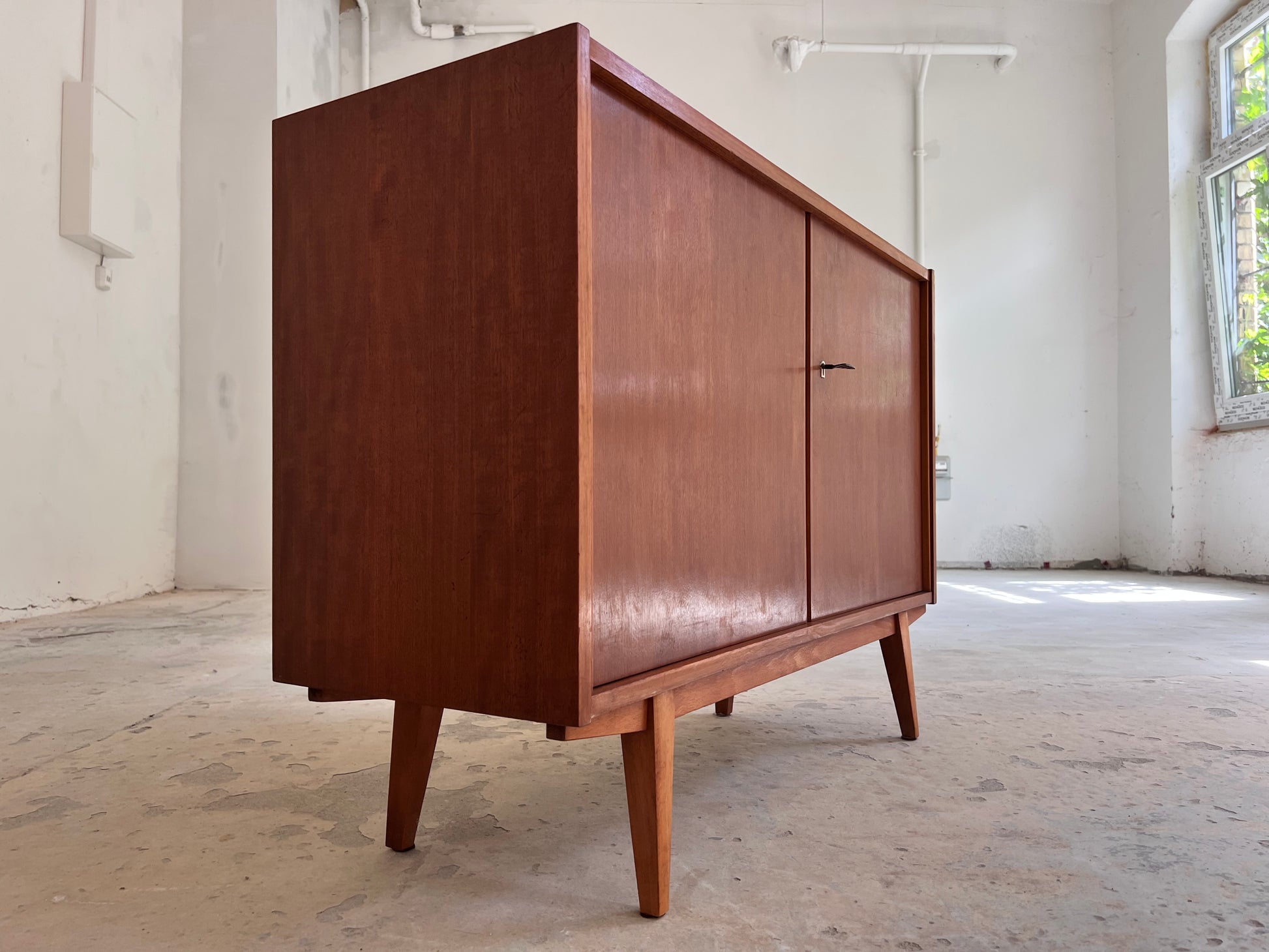 Schrank Nussbaum mit Schloss & Holzgestell