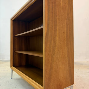 Bücherregal Nussbaum mit neuen Chromfüßen von WK Möbel