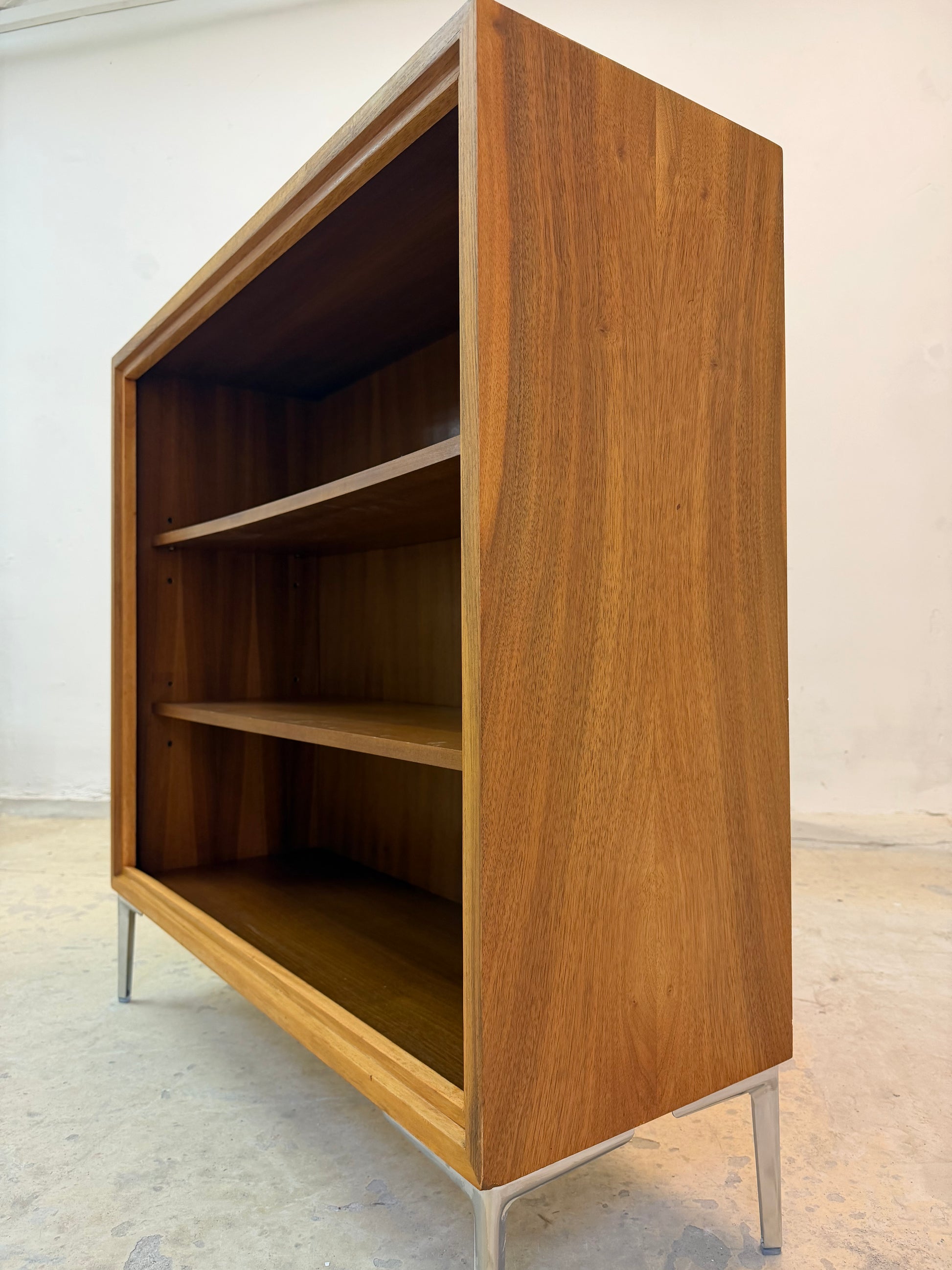 Bücherregal Nussbaum mit neuen Chromfüßen von WK Möbel