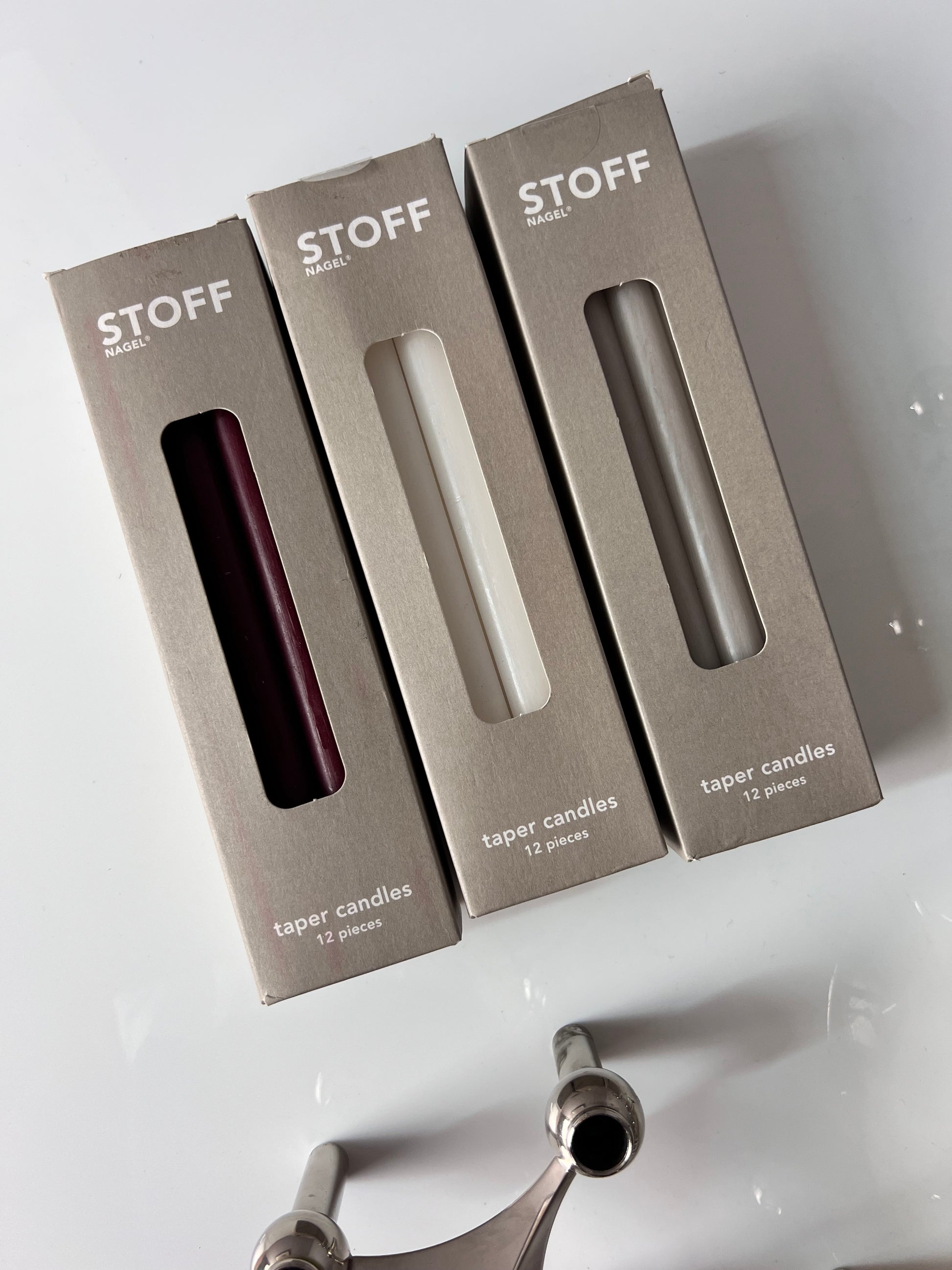 Set: 5 Kerzenständer und 1 Schale mit 3 Packungen Kerzen von Stoff & Nagel