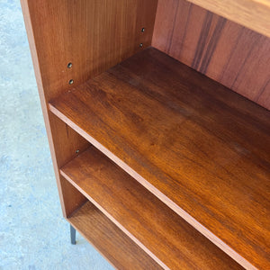 Regal Teak mit neuen Metallfüßen von IDEE Möbel