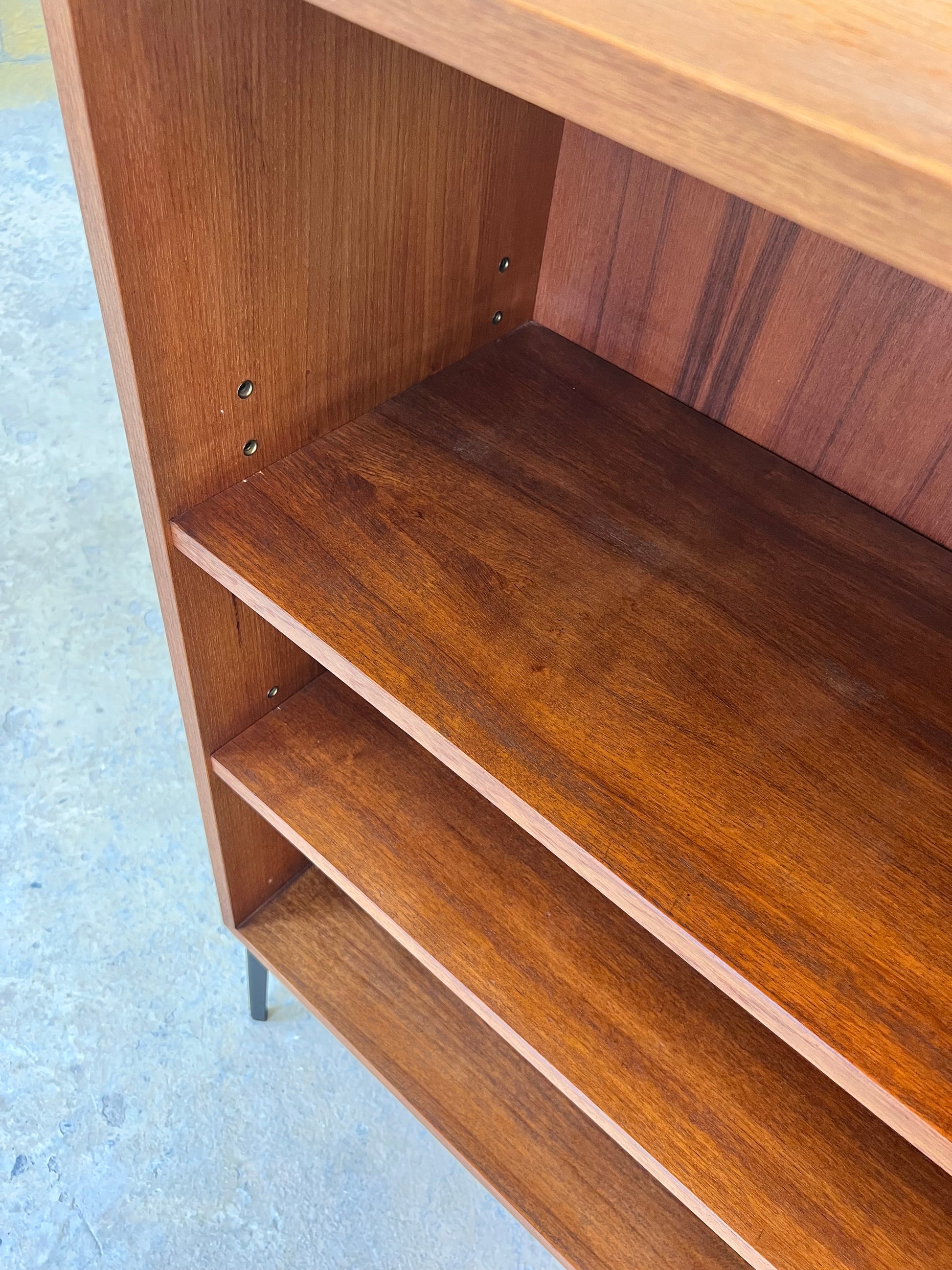 Regal Teak mit neuen Metallfüßen von IDEE Möbel