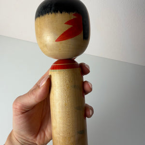 Japanische Kokeshi Holzfigur handbemalt