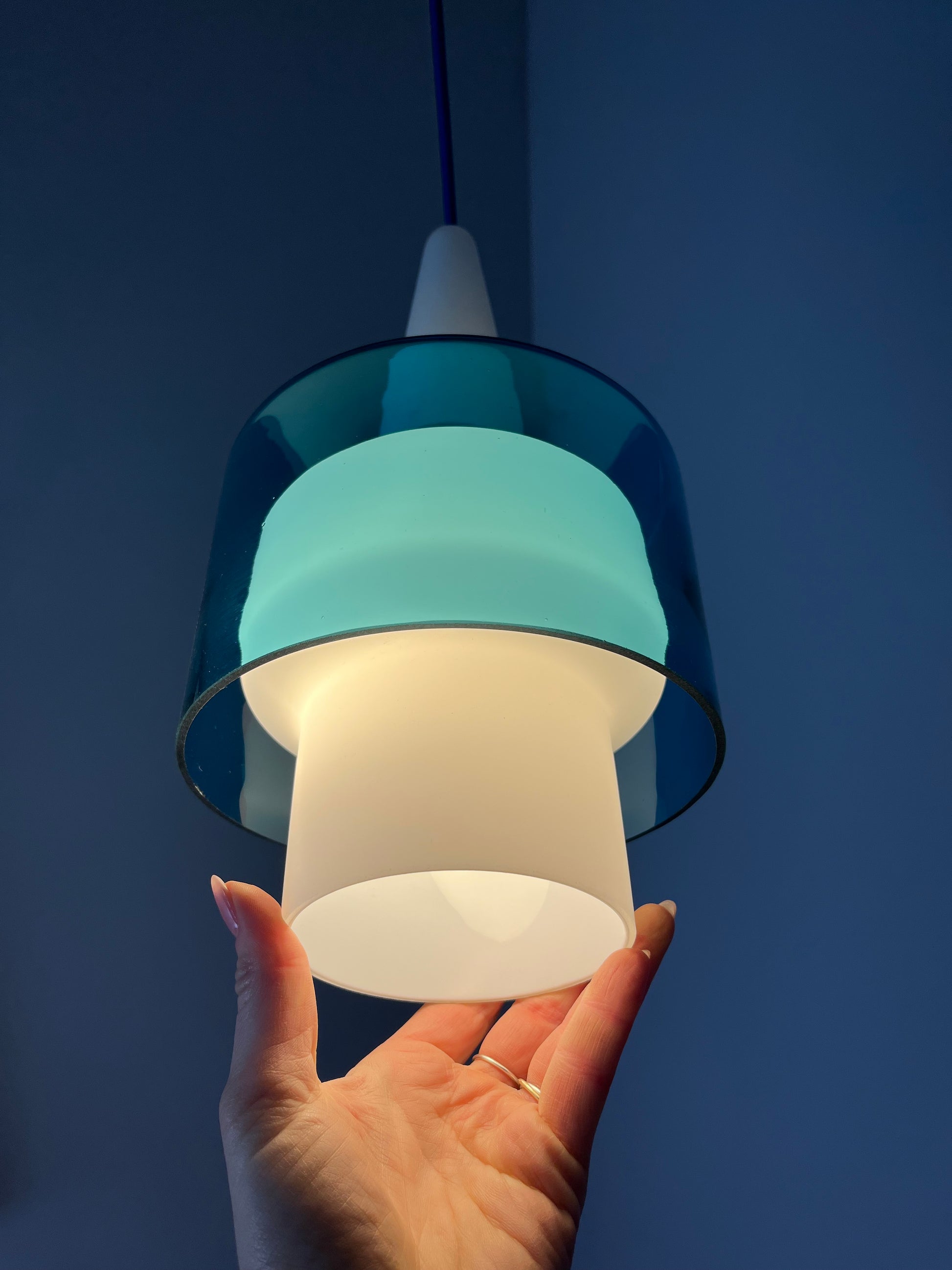 Hängelampe blau weiß Opalglas von Hyllinge Glasbruk