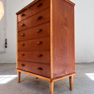 Kommode Teak mit Details in Eiche & Muschelgriffen aus Dänemark