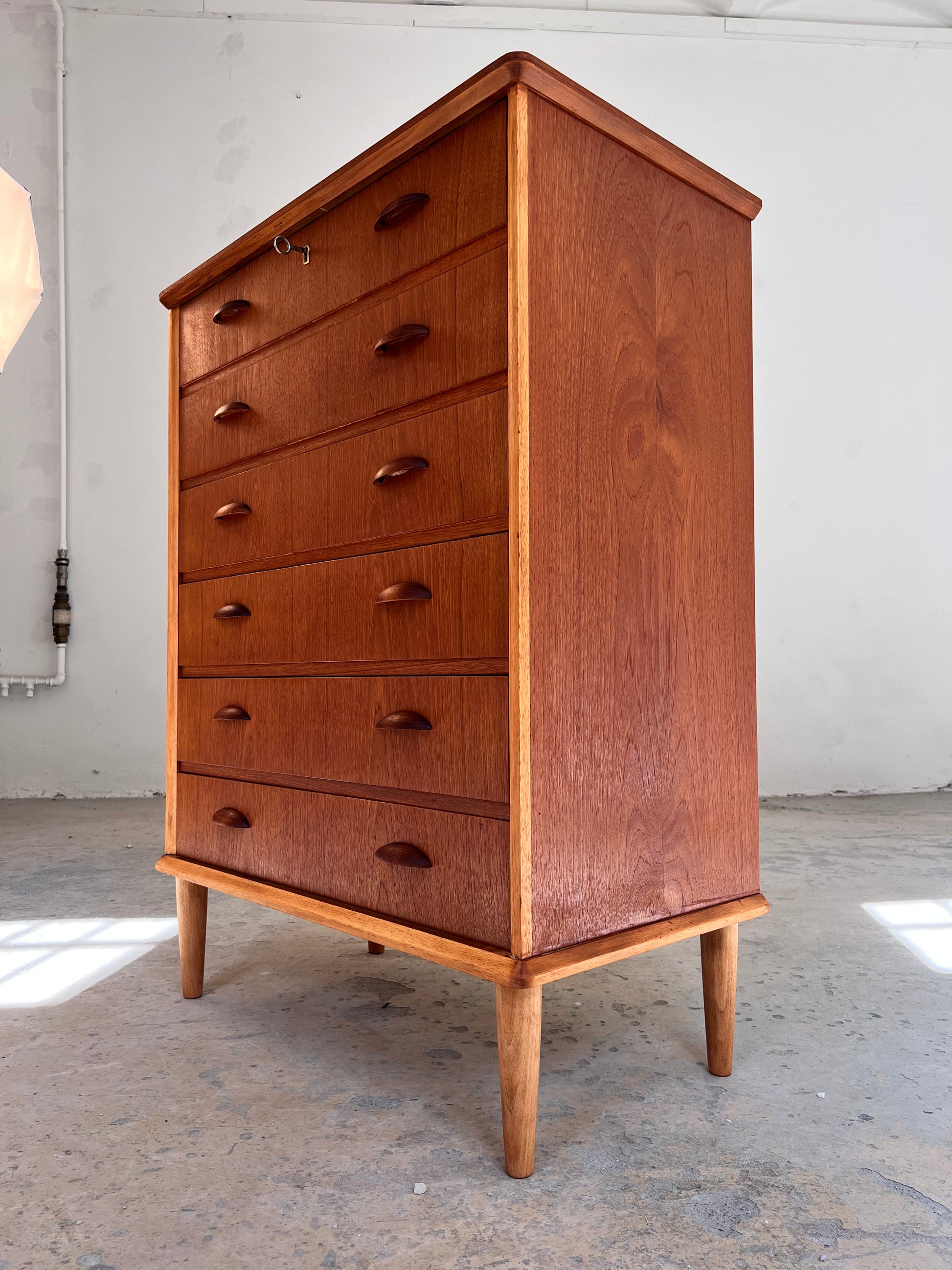 Kommode Teak mit Details in Eiche & Muschelgriffen aus Dänemark