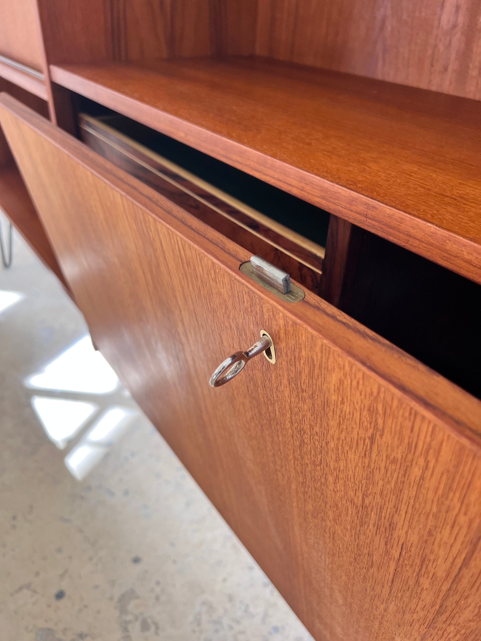 Regal auf Hairpinlegs aus Dänemark