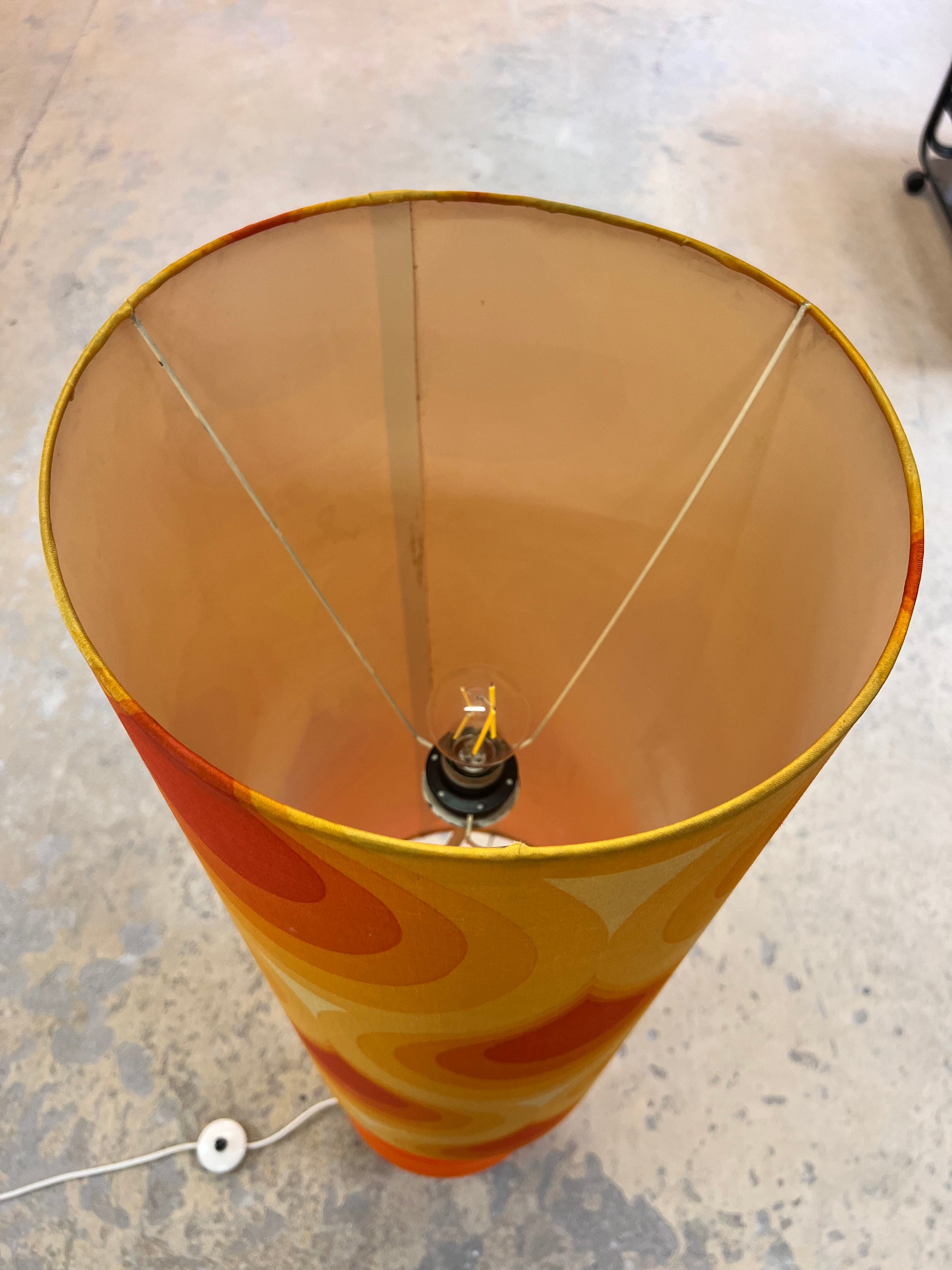 Stehlampe orange mit leuchtendem Glasfuß und 70er Schirm von Pako