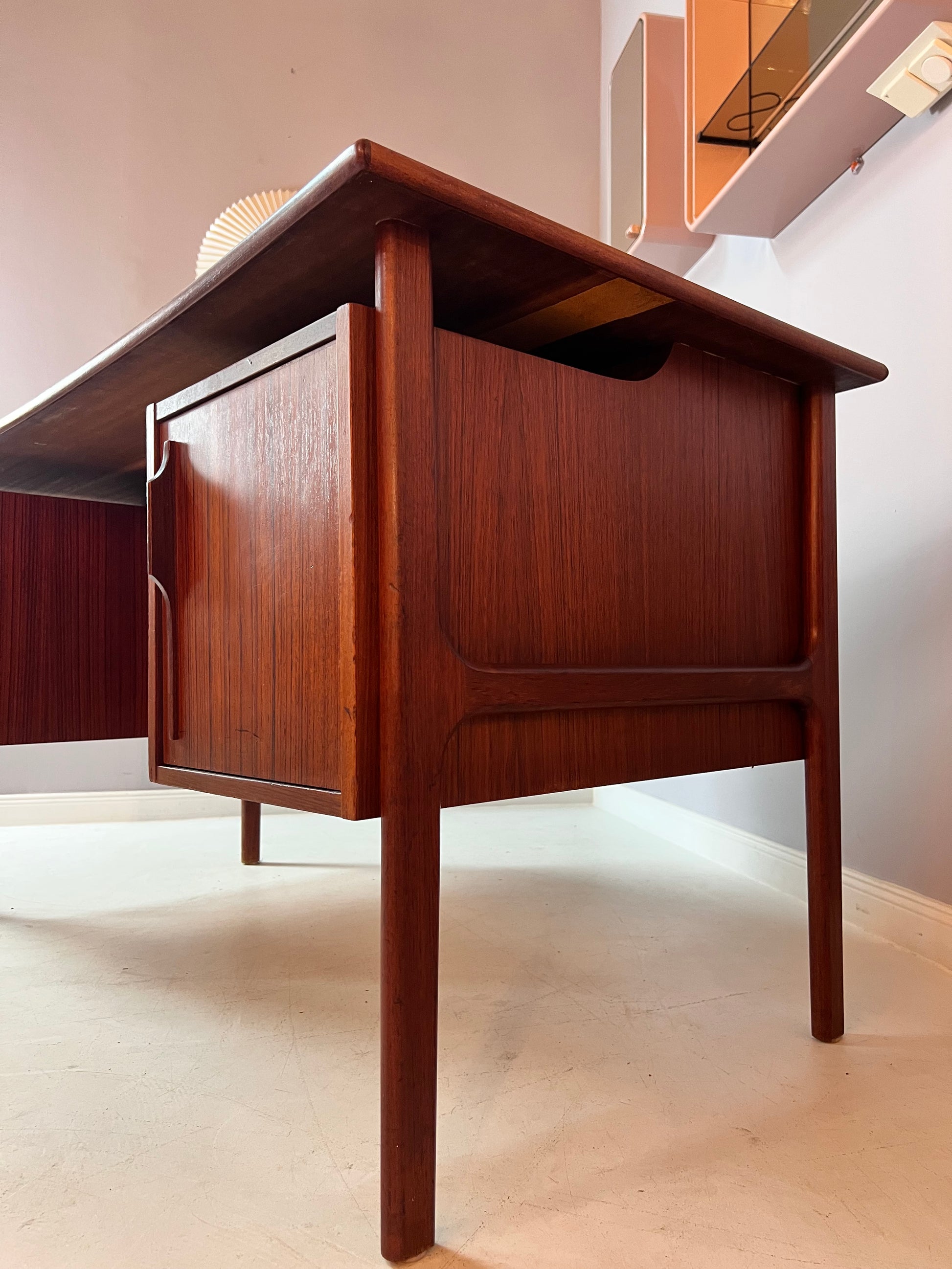 Schreibtisch „Boomerang“ Teak von IMHA Möbel