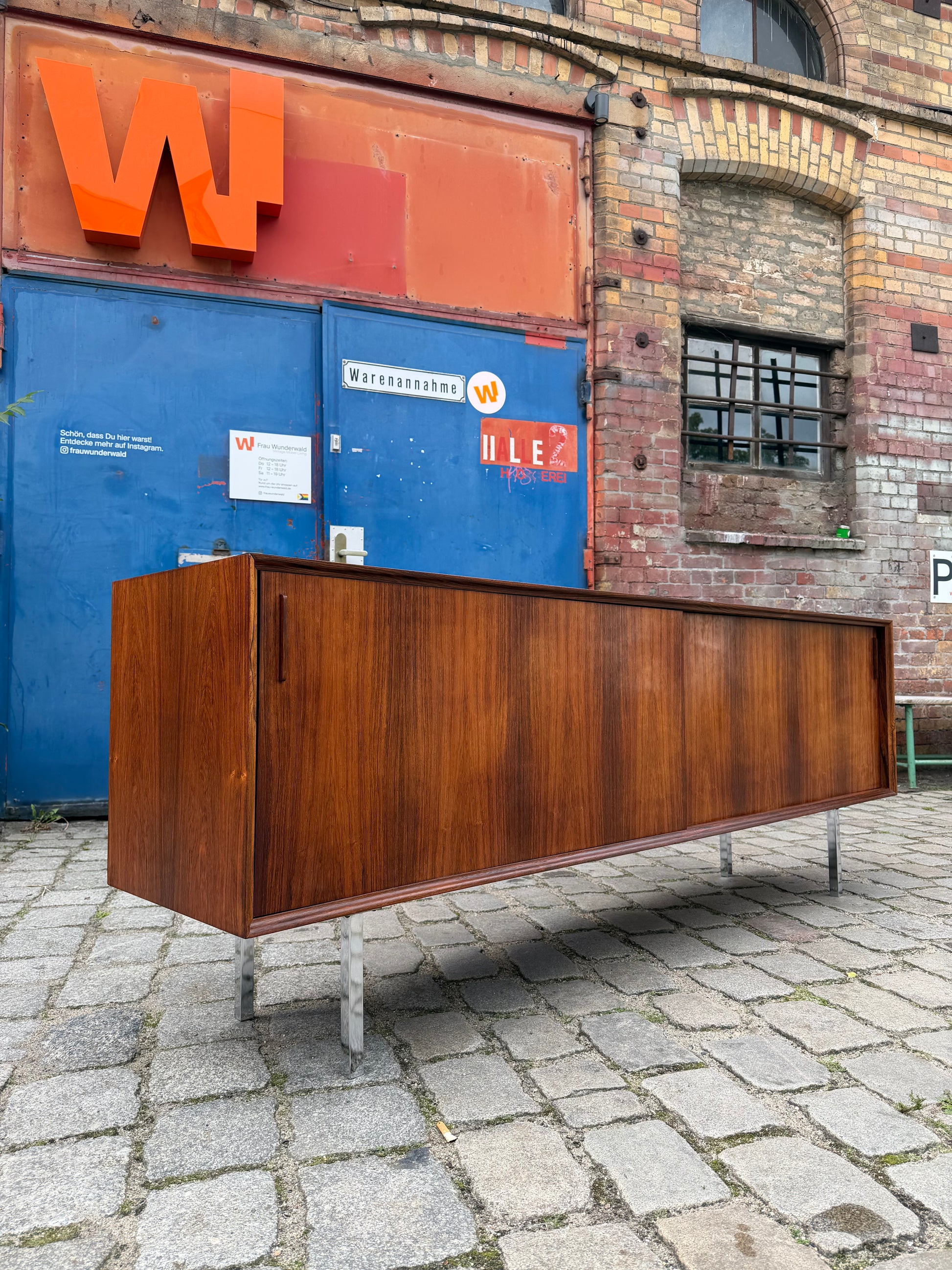 Sideboard Mahagoni mit Schiebetüren & Chromfüßen