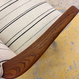 Armlehnstuhl mit paspeliertem Polster aus Dänemark