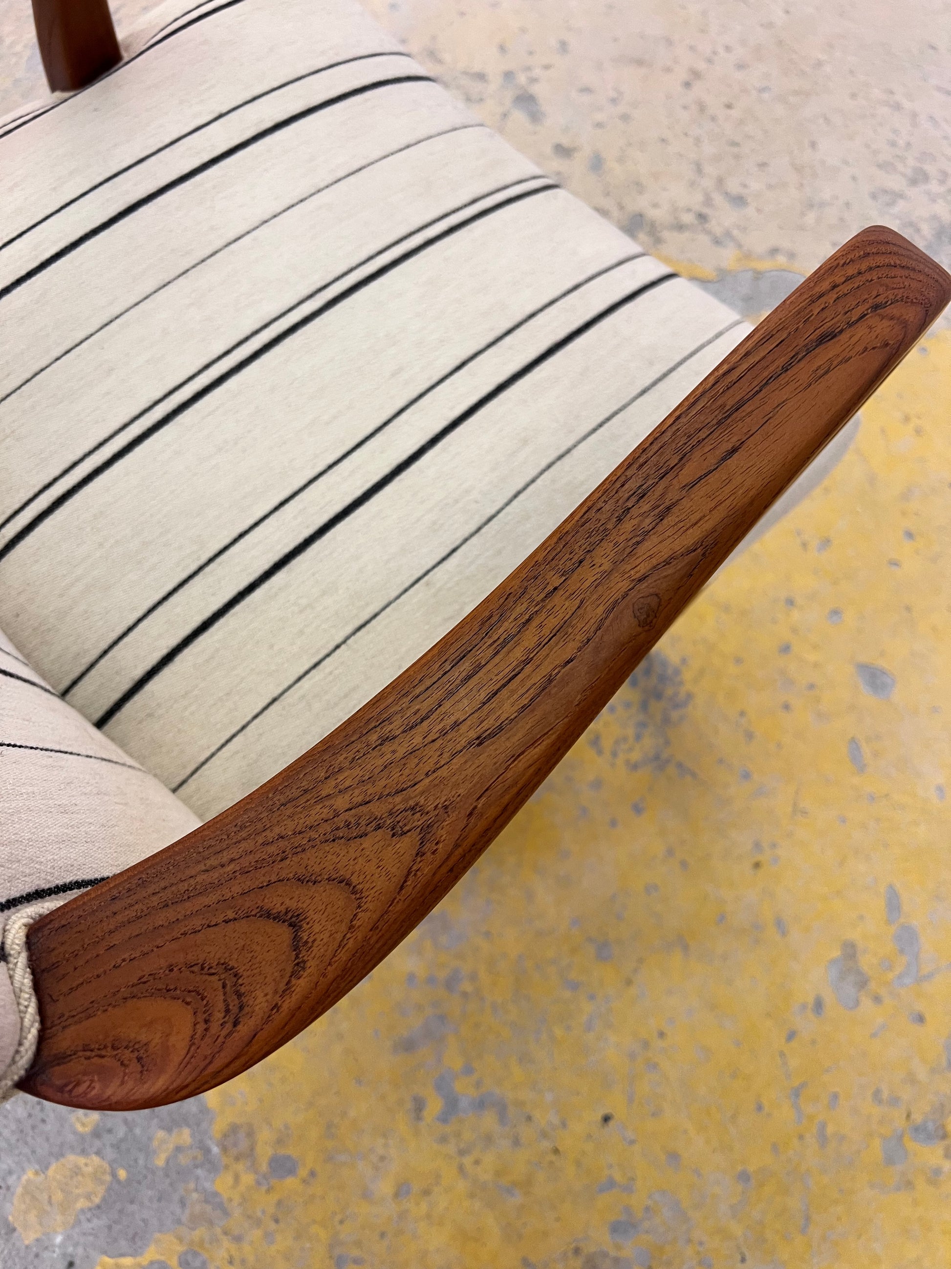 Armlehnstuhl mit paspeliertem Polster aus Dänemark