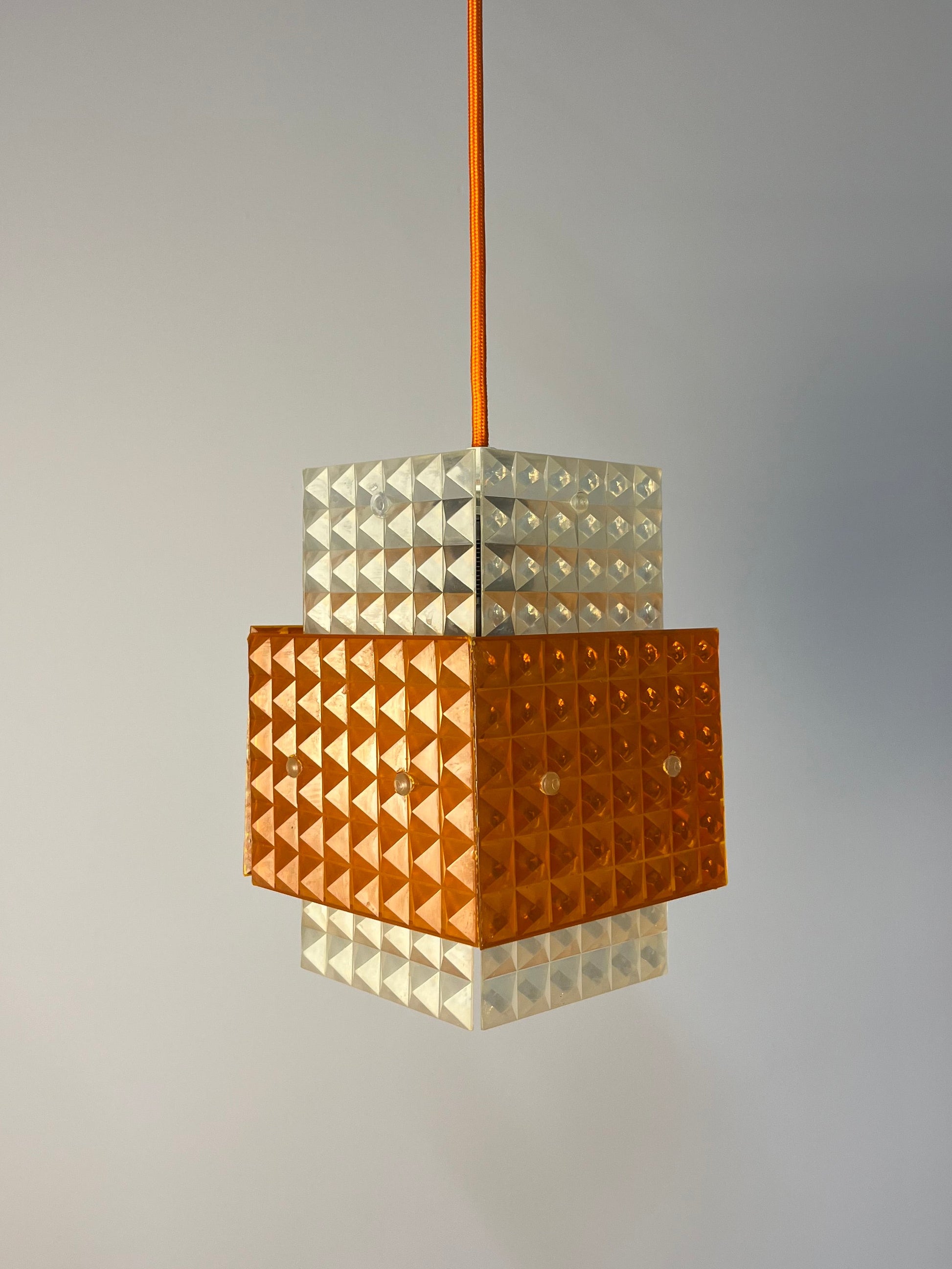 Hängelampe orange weiß mit Wabenstruktur aus der DDR