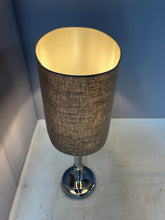 Lade das Bild in den Galerie-Viewer, Stehlampe Chrom mit grauem Schirm
