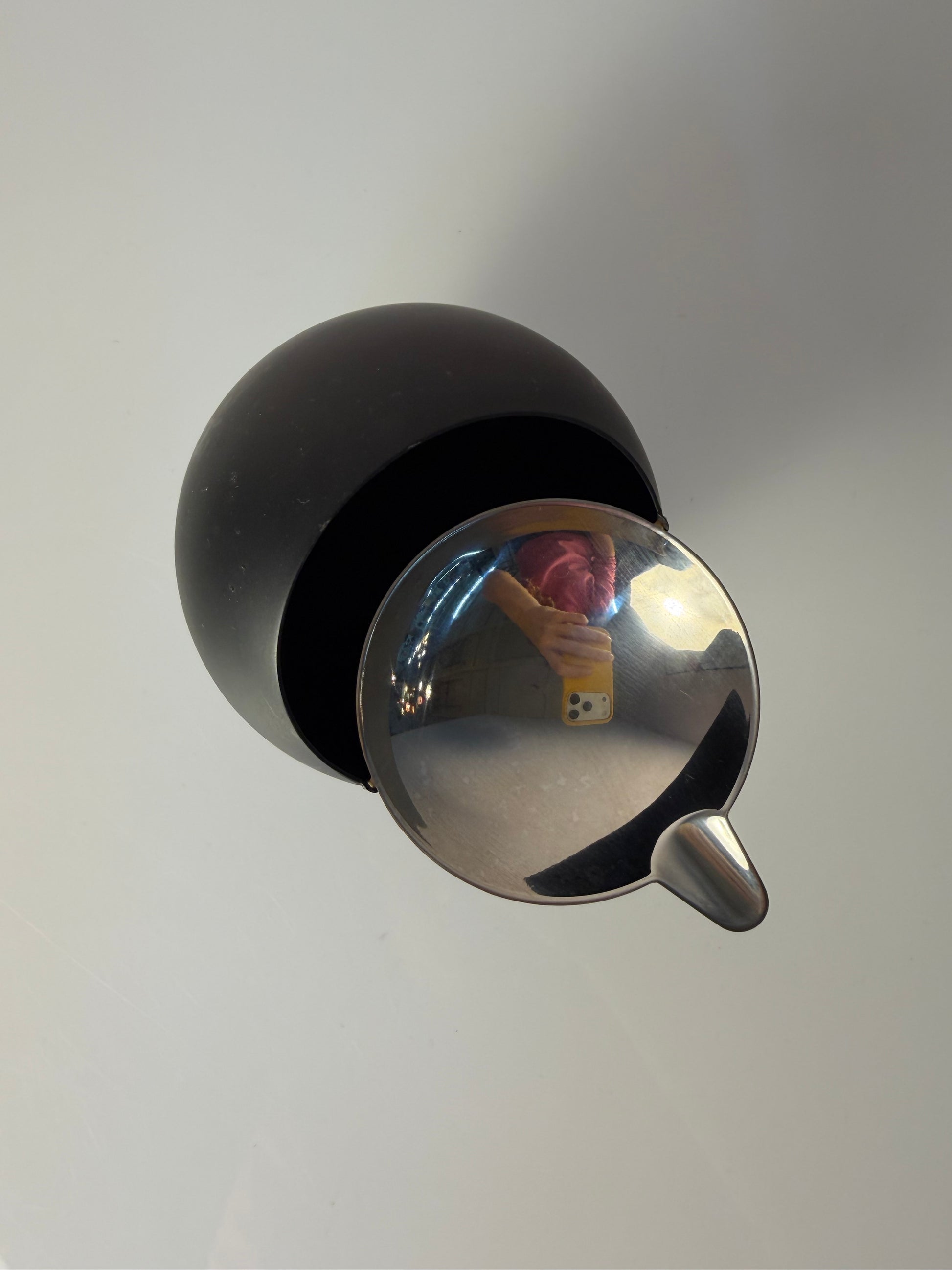 Kugelaschenbecher schwarz Chrom von Quist