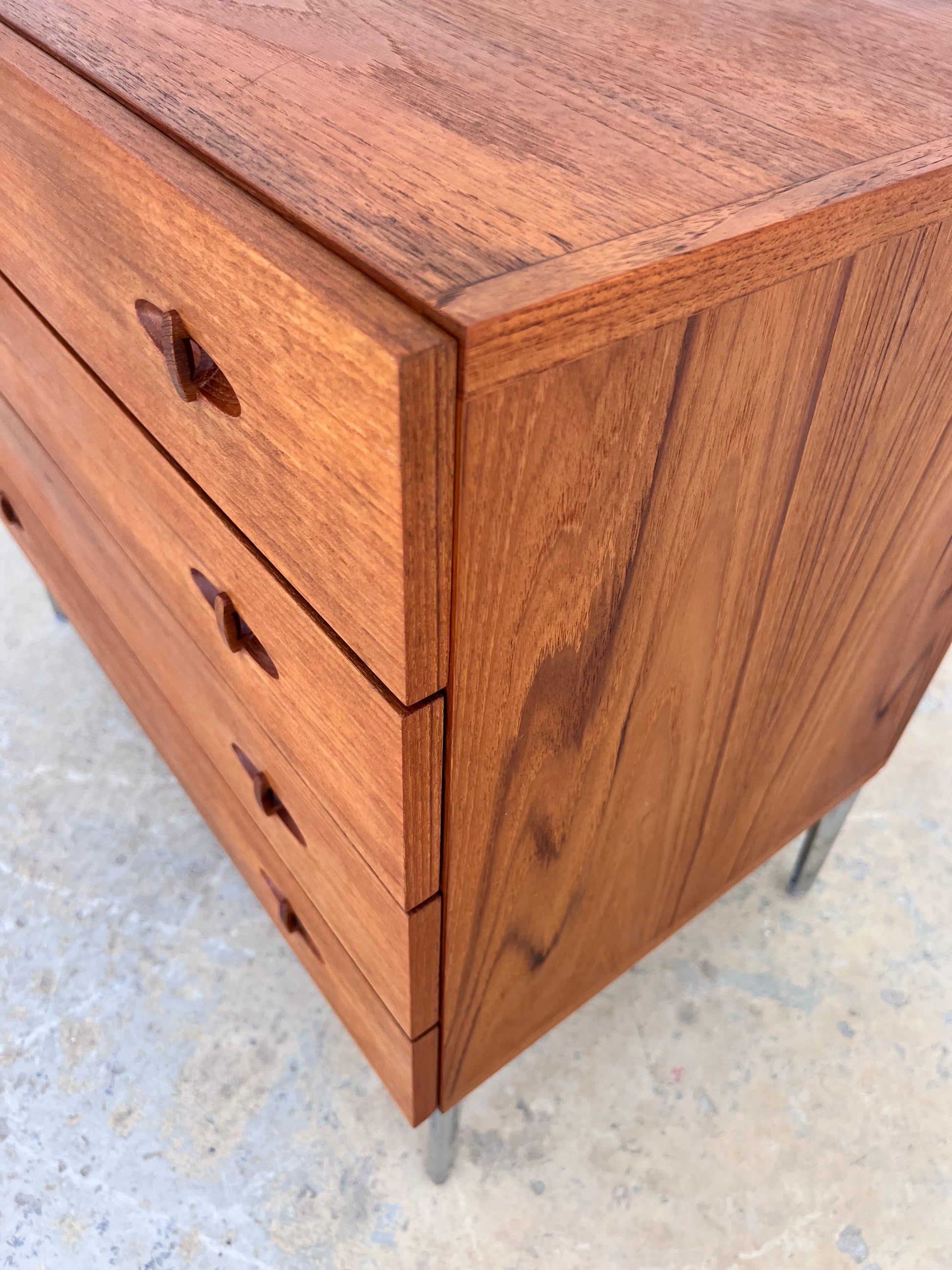 Kommode Teak mit neuen Chromfüßen von H. W. Klein für Bramin