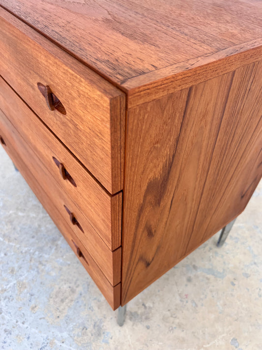 Kommode Teak mit neuen Chromfüßen von H. W. Klein für Bramin