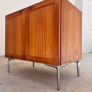 Kommode Teak mit Flügeltüren & neuen Chromfüßen von H. W. Klein