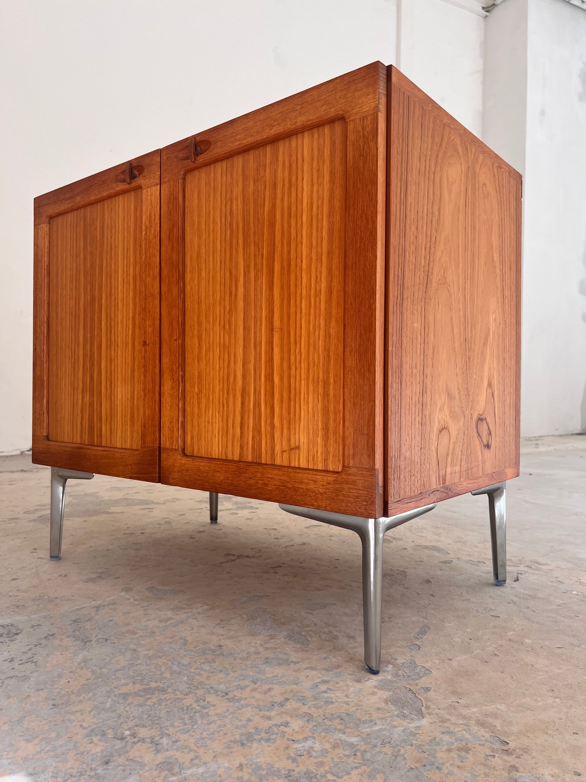Kommode Teak mit Flügeltüren & neuen Chromfüßen von H. W. Klein