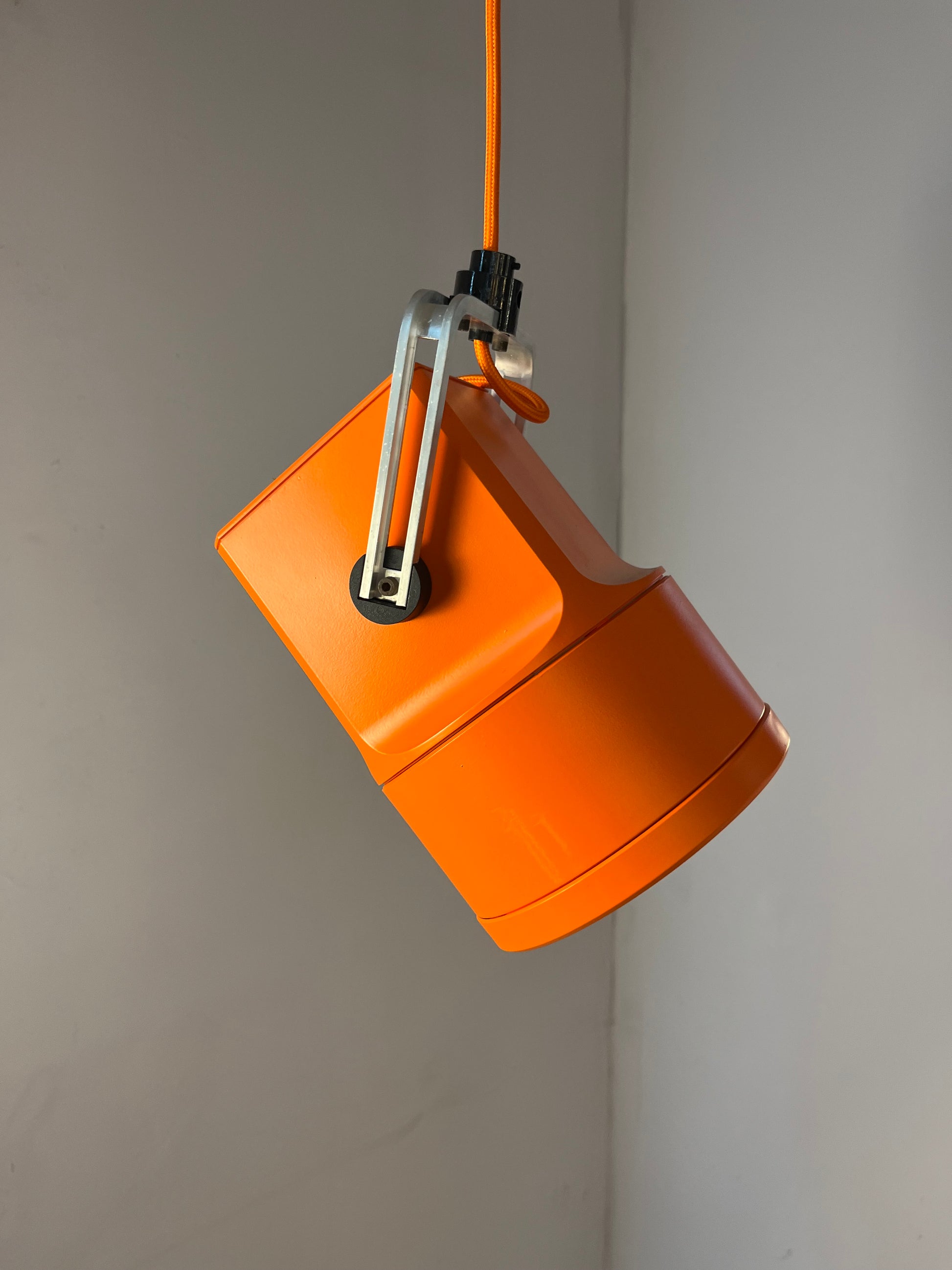 Strahler Unispot orange neu lackiert von Louis Poulsen