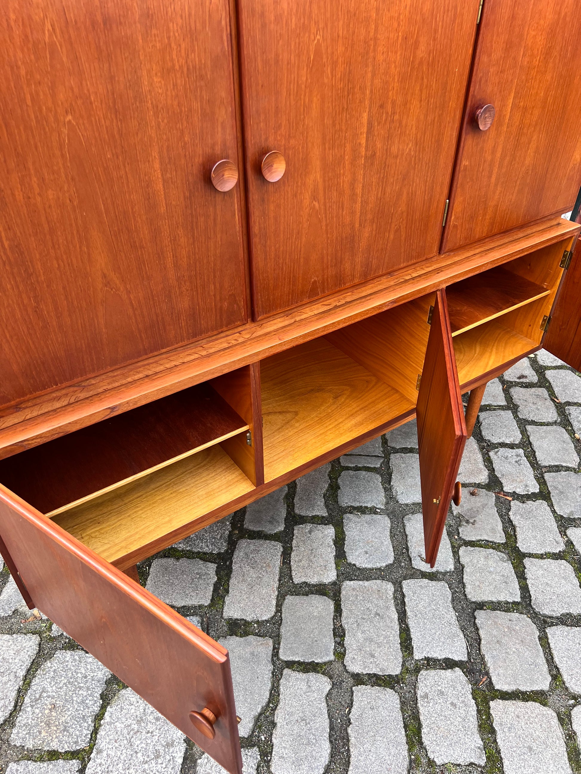 Highboard Teak mit runden Griffen