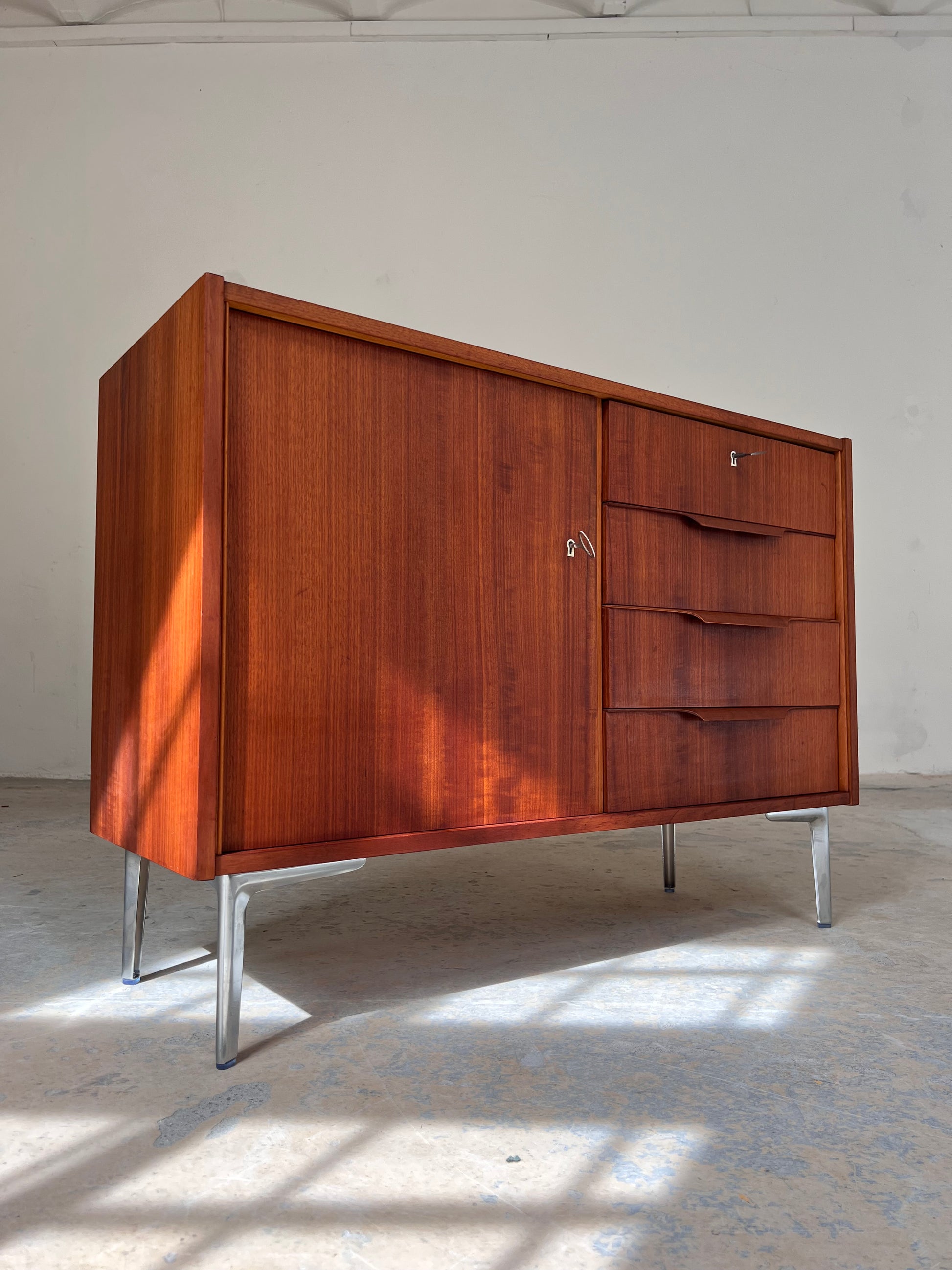Kommode Teak mit neuen Chromfüßen von Werner Ortlepp