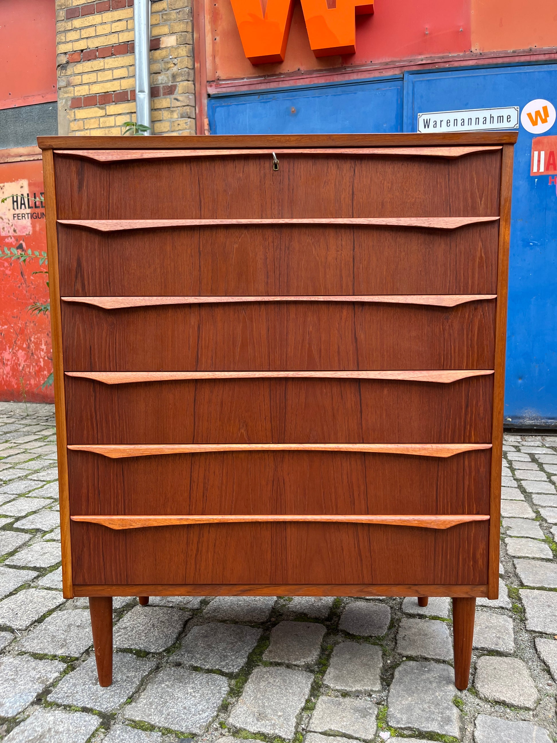 Kommode Teak mit geschwungenen Griffen