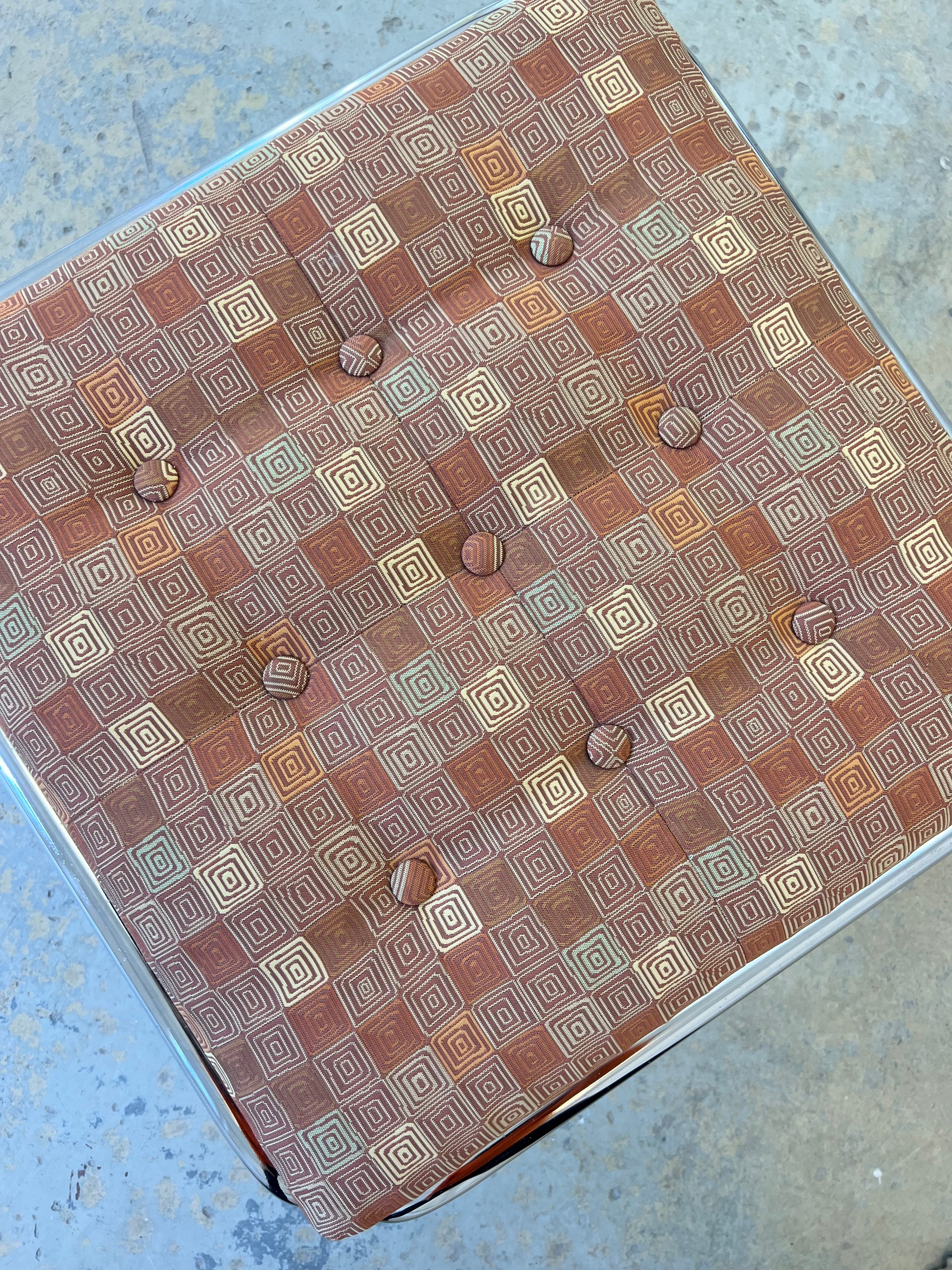 Hocker Chrom mit orange braunem Polster