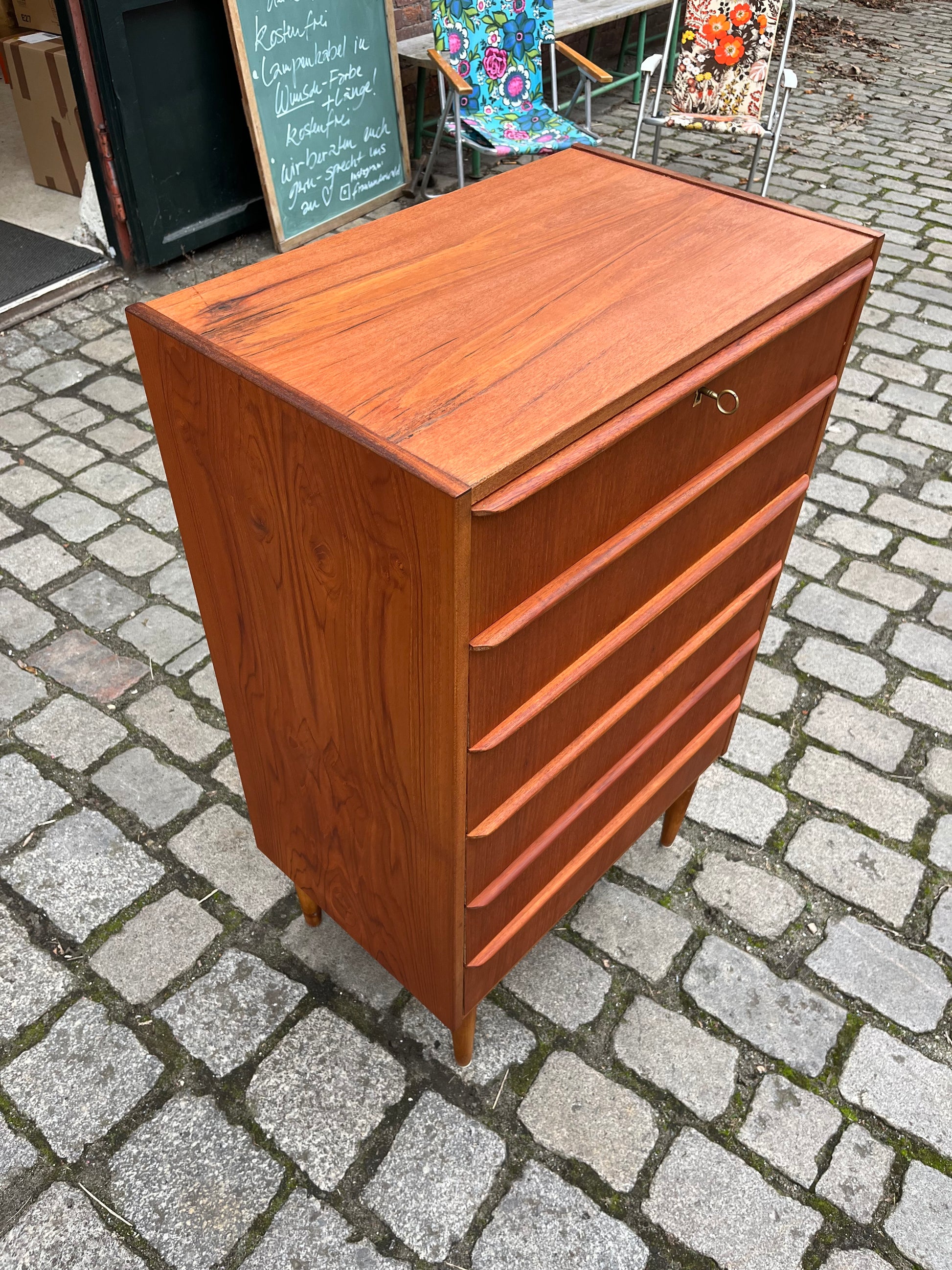 Kommode Teak mit Schloss & durchgängigen Griffen