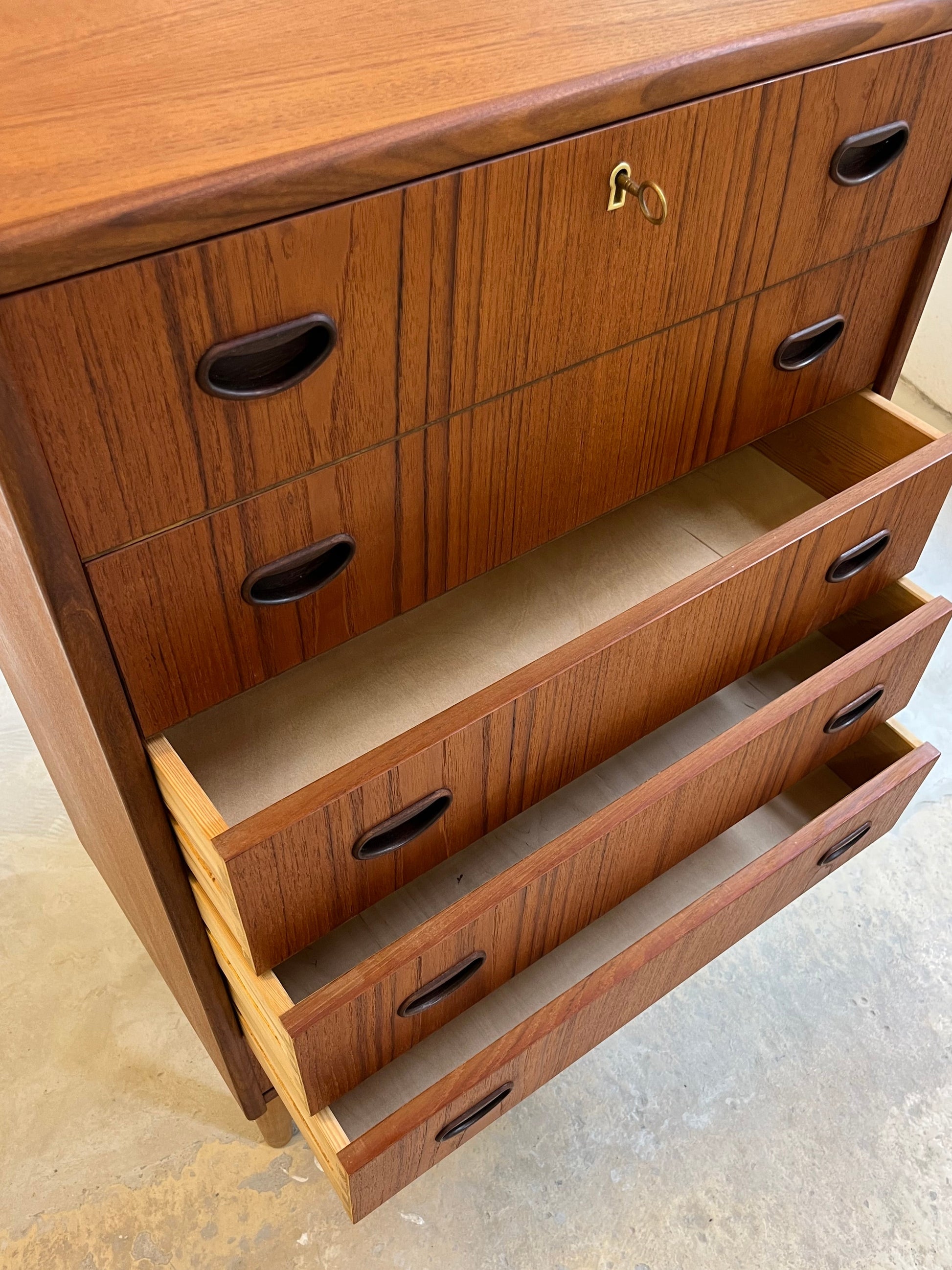 Kommode Teak mit Schloss aus Dänemark