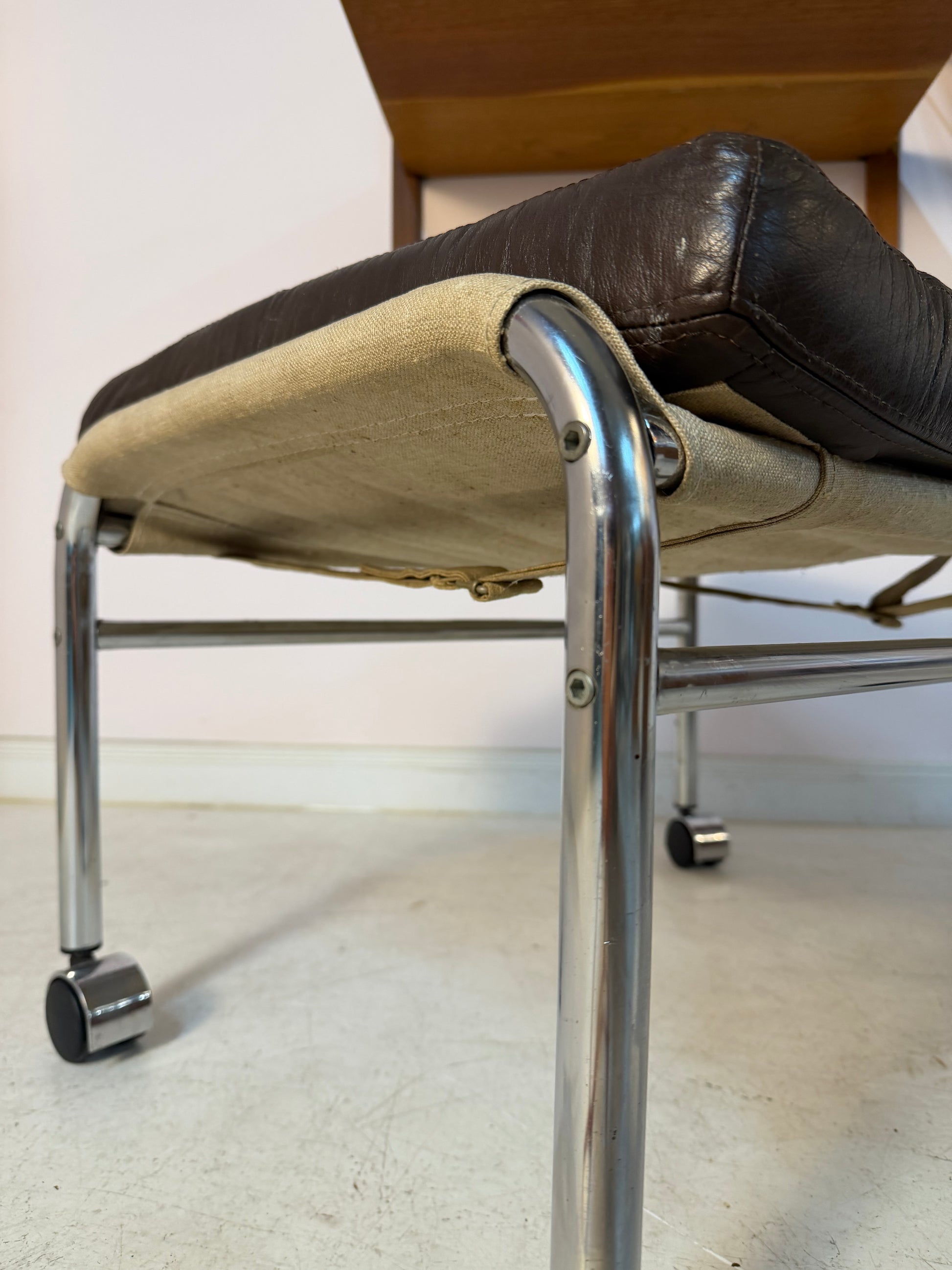 Hocker Modell Bore dunkelbraun Chrom von Noboru Nakamura für IKEA