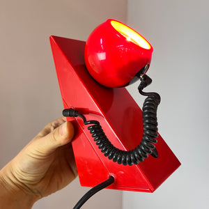Tischlampe rot mit magnetischem Kugelkopf von Brilliant Leuchten