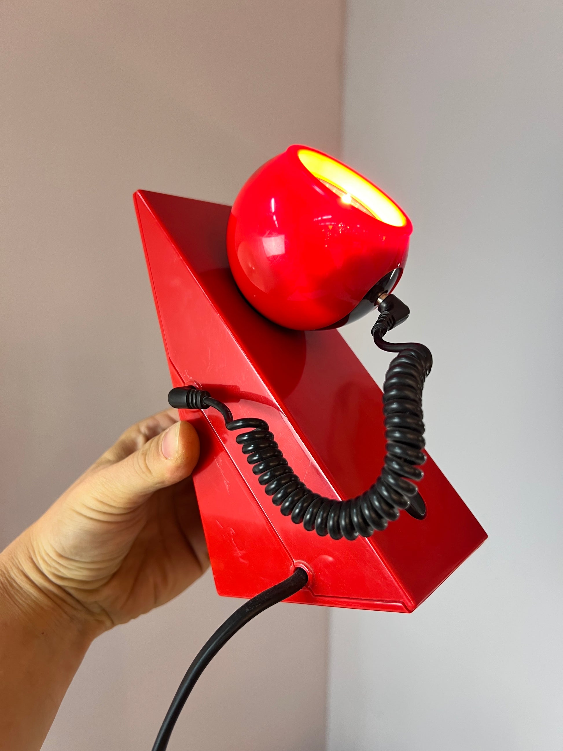 Tischlampe rot mit magnetischem Kugelkopf von Brilliant Leuchten