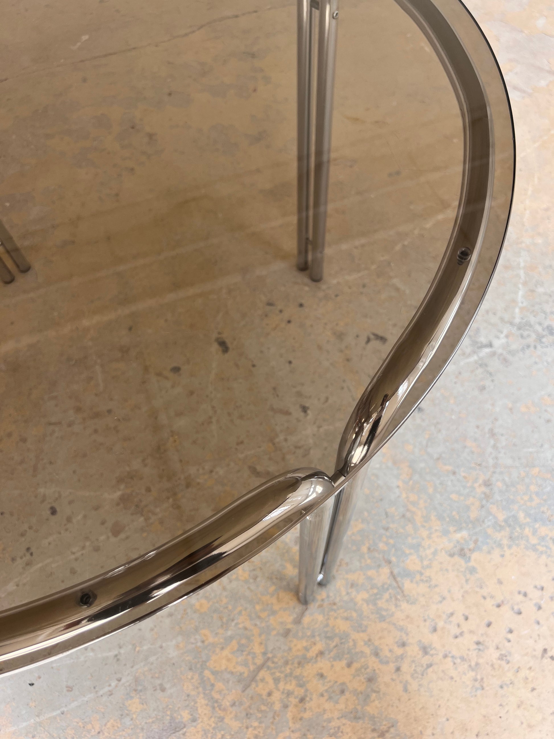 Runder Esstisch Chrom & getöntes Glas