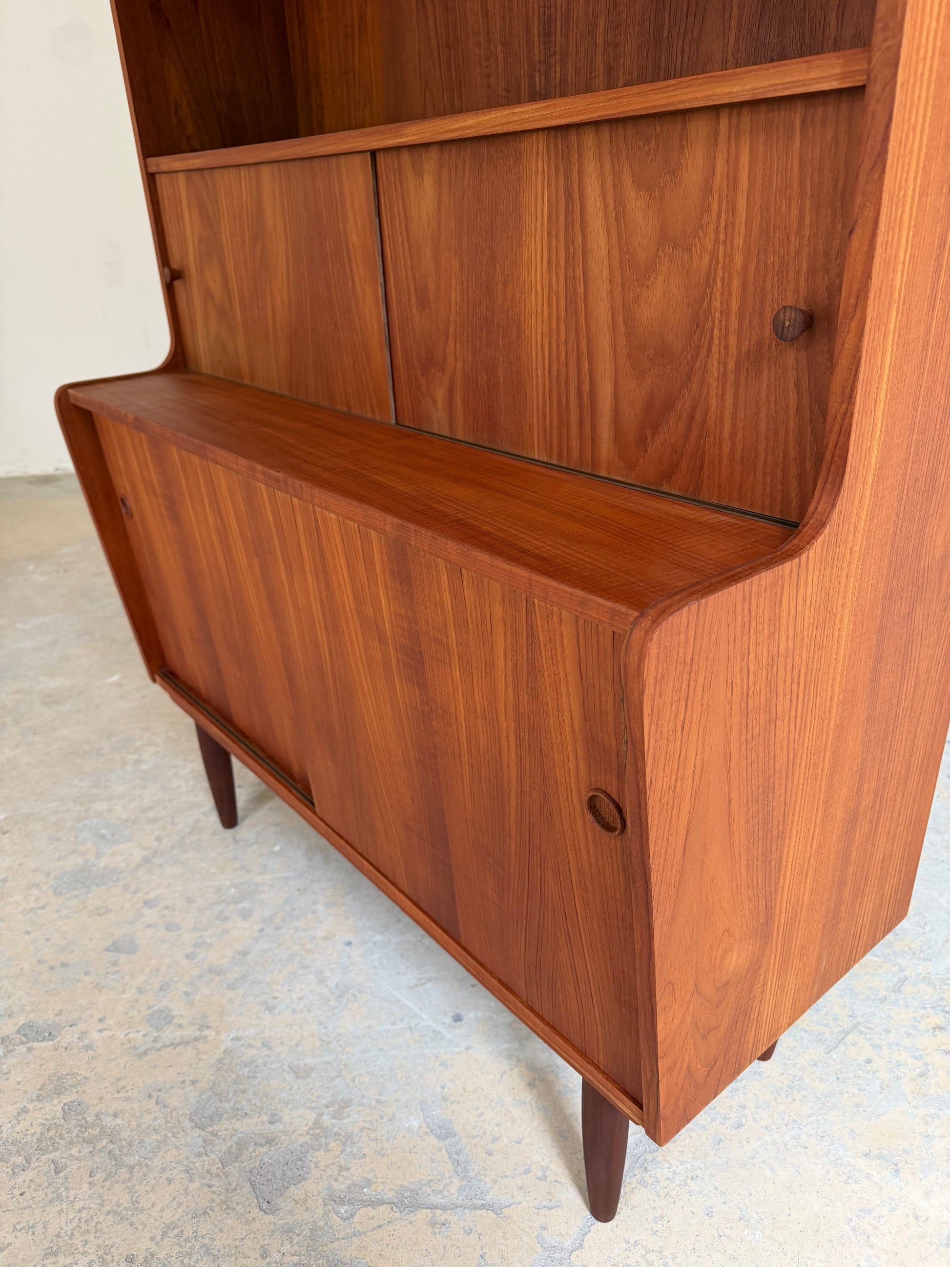 Bücherregal Teak mit Schiebetüren aus Dänemark