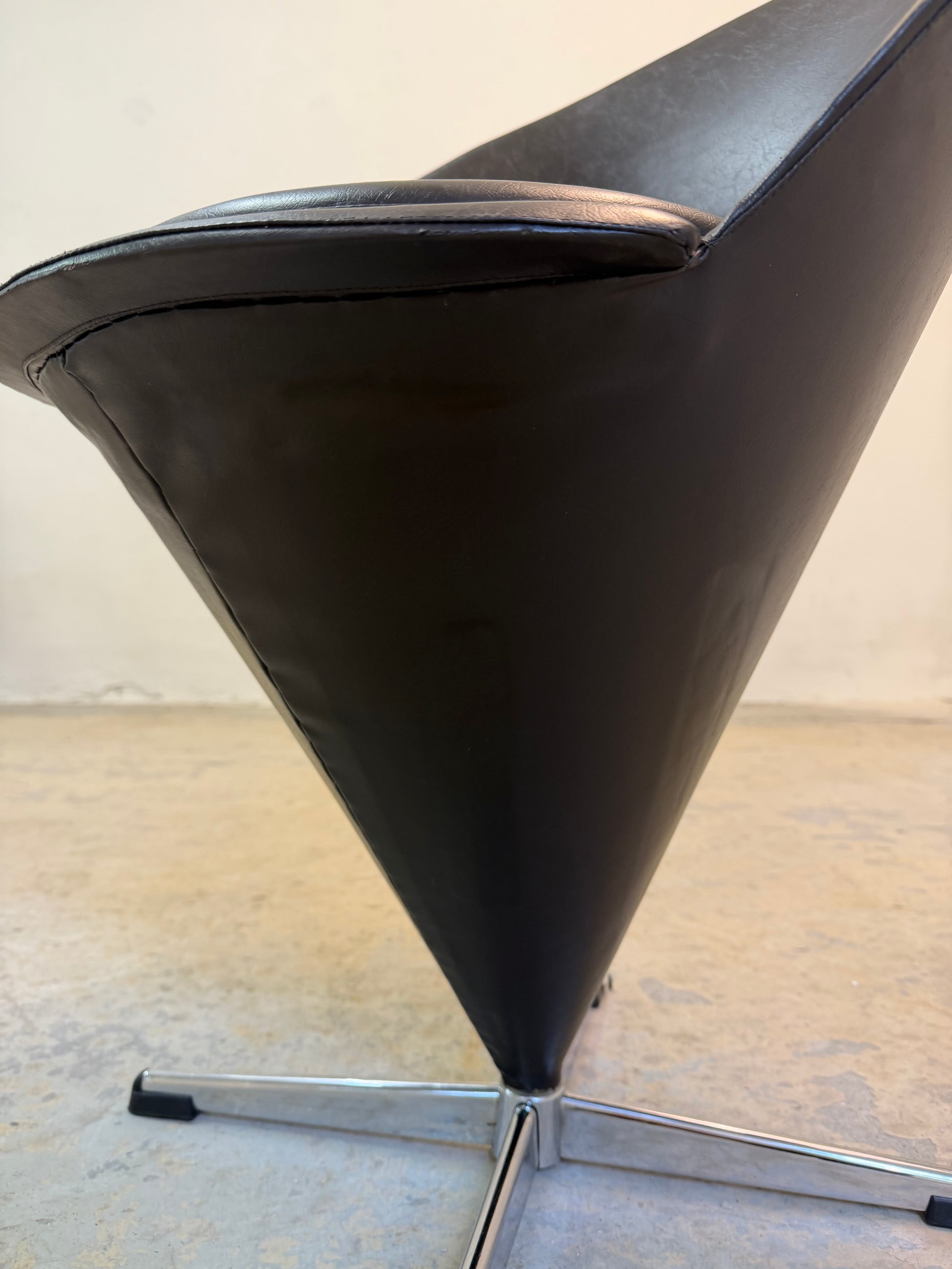 Cone Chair braunes Kunstleder von Verner Panton
