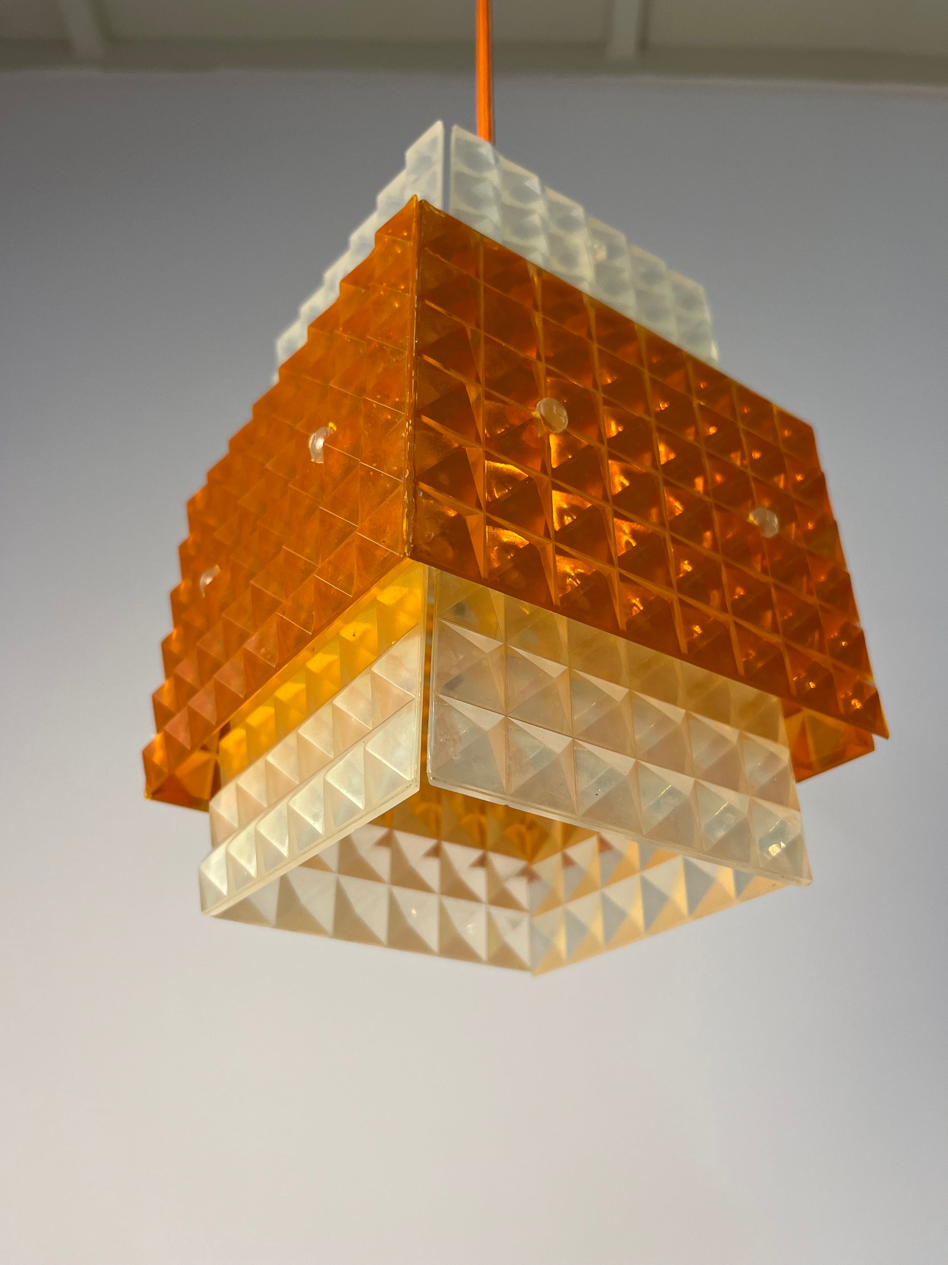 Hängelampe orange weiß mit Wabenstruktur aus der DDR
