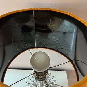 Tischlampe mit orangem Samtschirm
