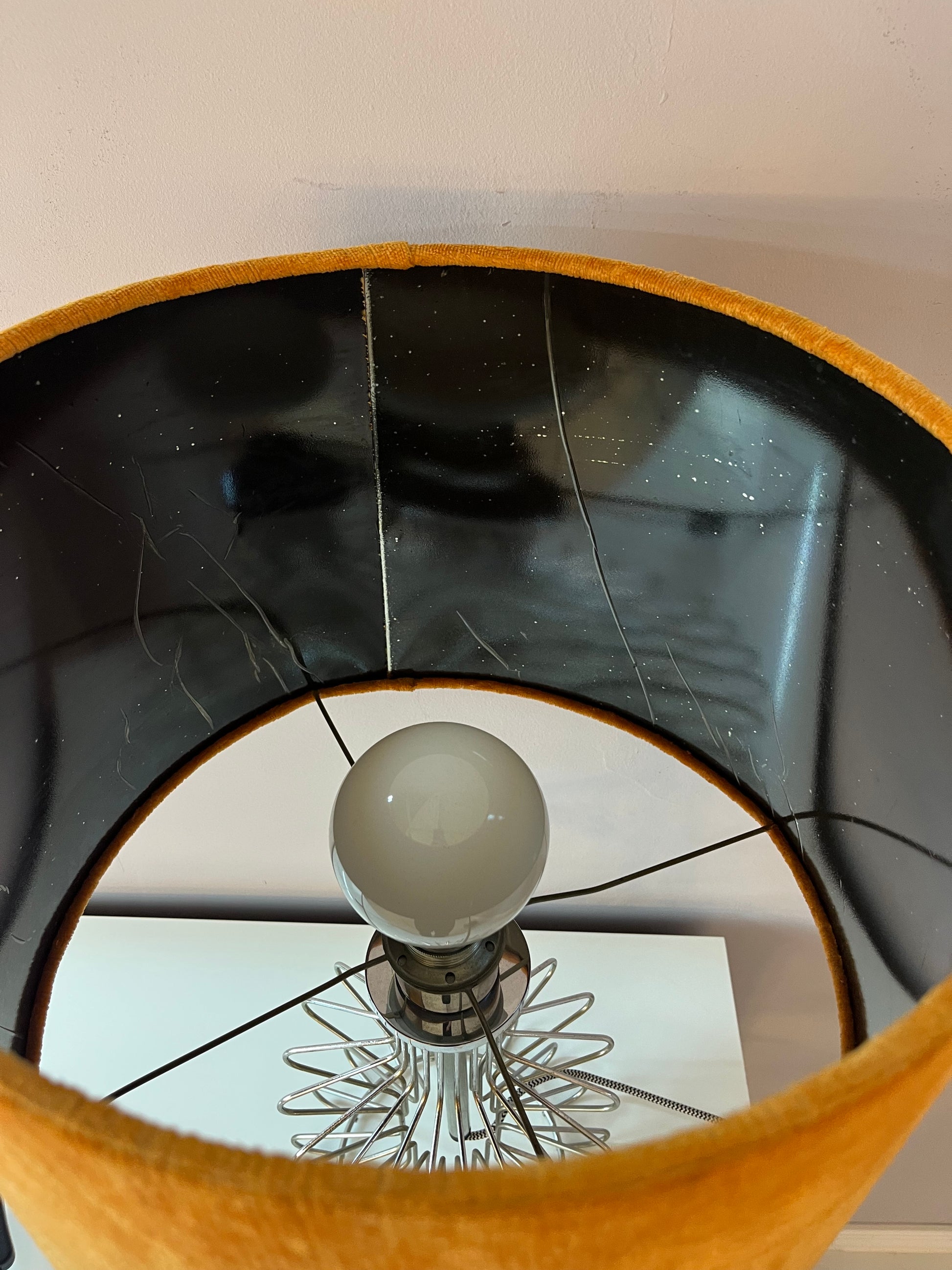 Tischlampe mit orangem Samtschirm